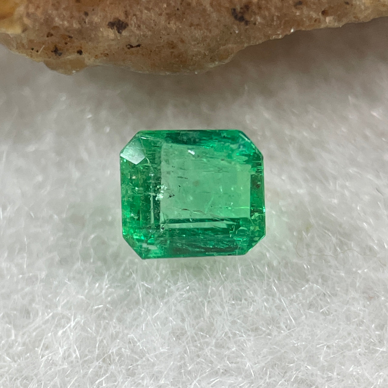Natural Colombia Vivid Green Emerald (Beryl) Cut-Cornered Rectangle Step cut 0.46ct 4.8 by 4.2 by 3.0mm - Huangs Jadeite and Jewelry Pte Ltd
