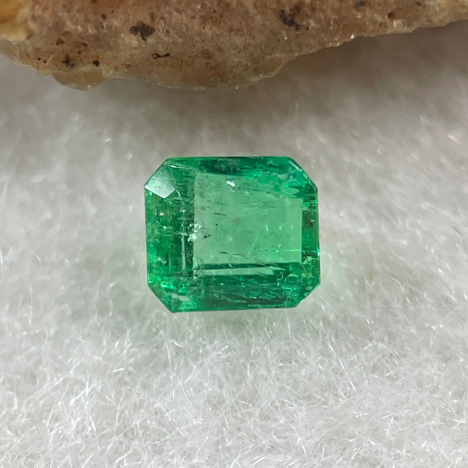 Natural Colombia Vivid Green Emerald (Beryl) Cut-Cornered Rectangle Step cut 0.46ct 4.8 by 4.2 by 3.0mm - Huangs Jadeite and Jewelry Pte Ltd