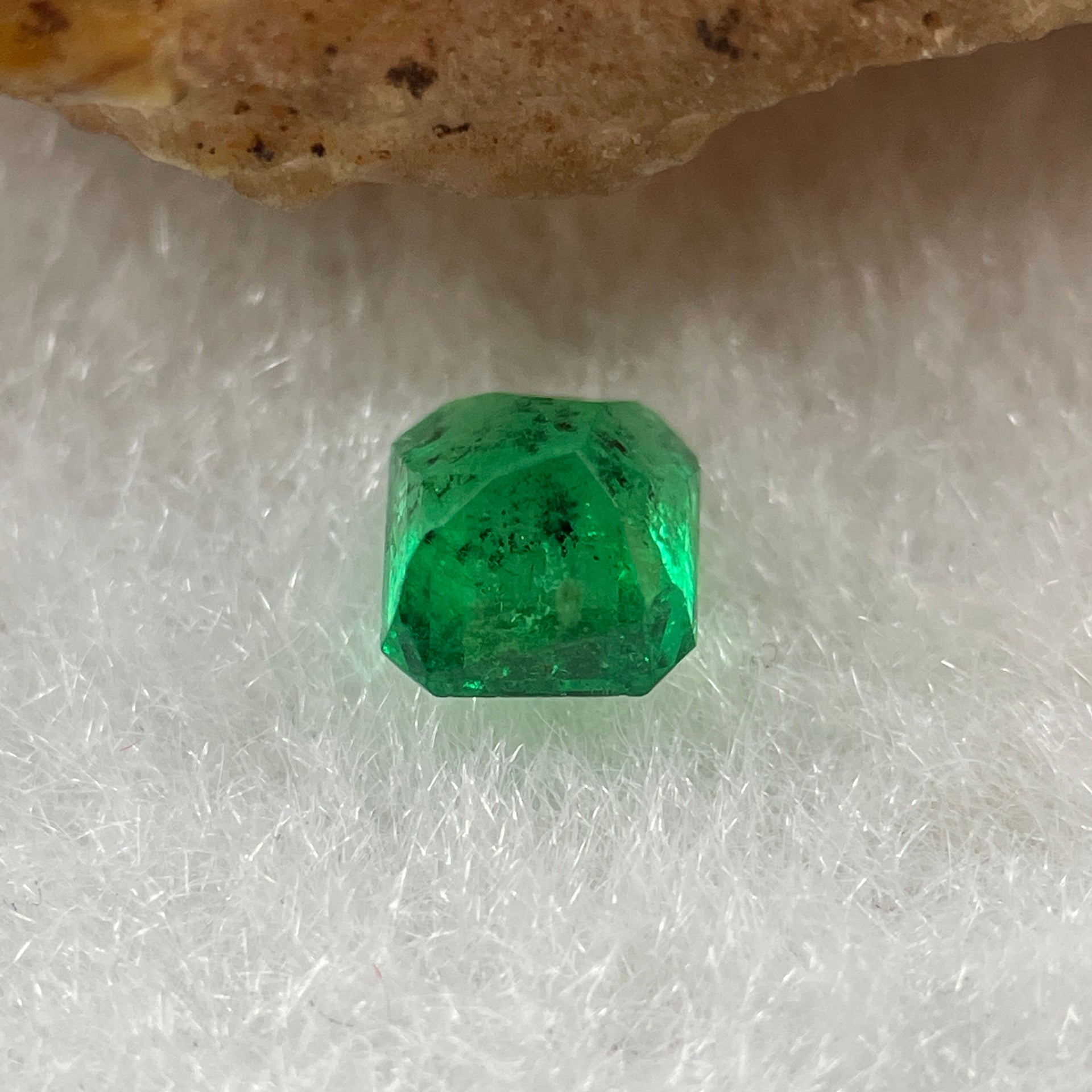 Natural Colombia Vivid Green Emerald (Beryl) Cut-Cornered Rectangular Step cut 0.41ct 4.4 by 4.1 by 3.2mm - Huangs Jadeite and Jewelry Pte Ltd