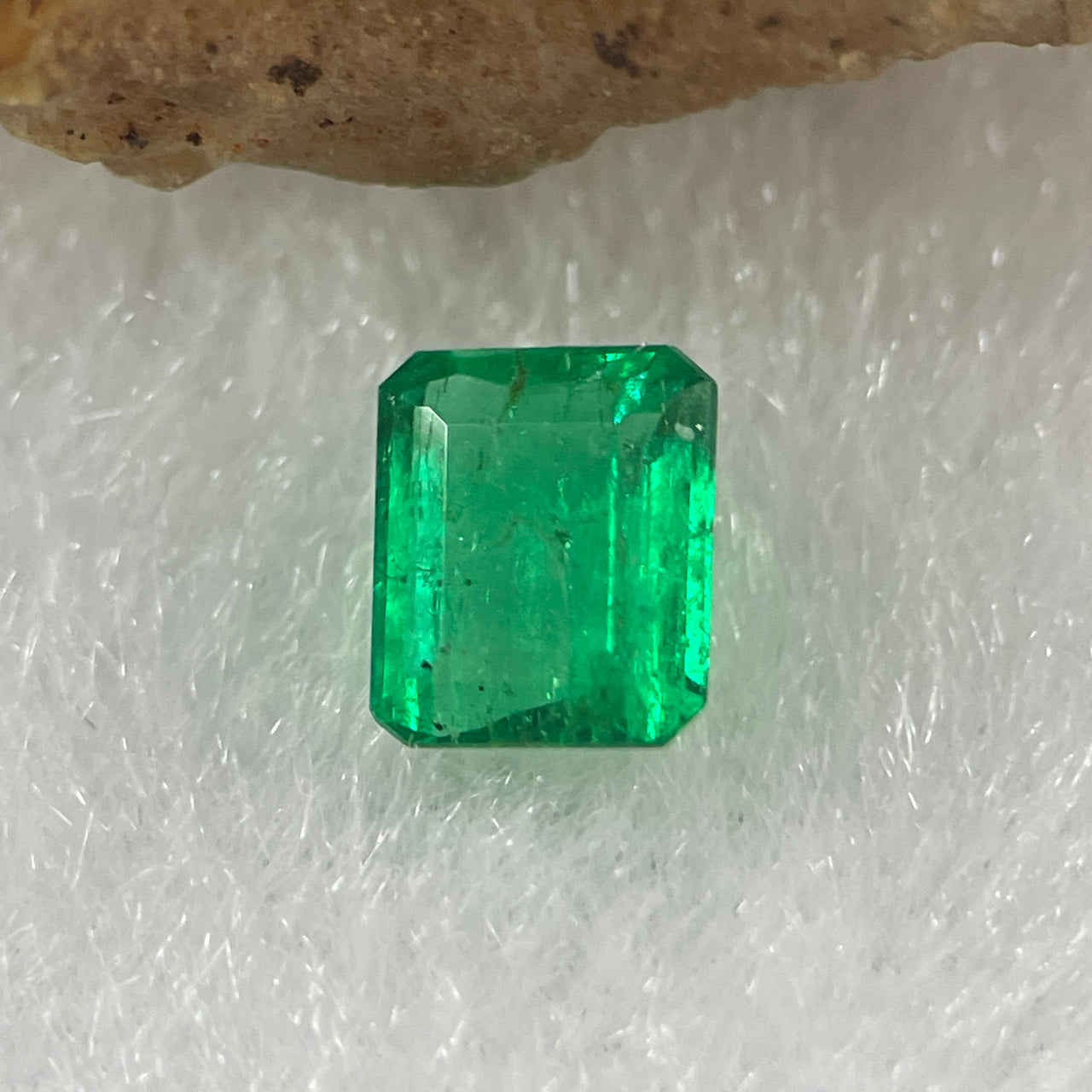 Natural Colombia Vivid Green Emerald (Beryl) Cut-Cornered Rectangular Step cut 0.48ct 5.2 by 4.4 by 2.7mm - Huangs Jadeite and Jewelry Pte Ltd