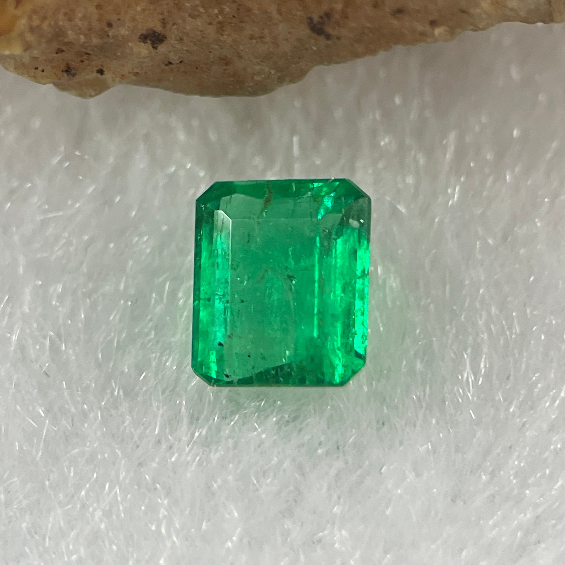 Natural Colombia Vivid Green Emerald (Beryl) Cut-Cornered Rectangular Step cut 0.48ct 5.2 by 4.4 by 2.7mm - Huangs Jadeite and Jewelry Pte Ltd