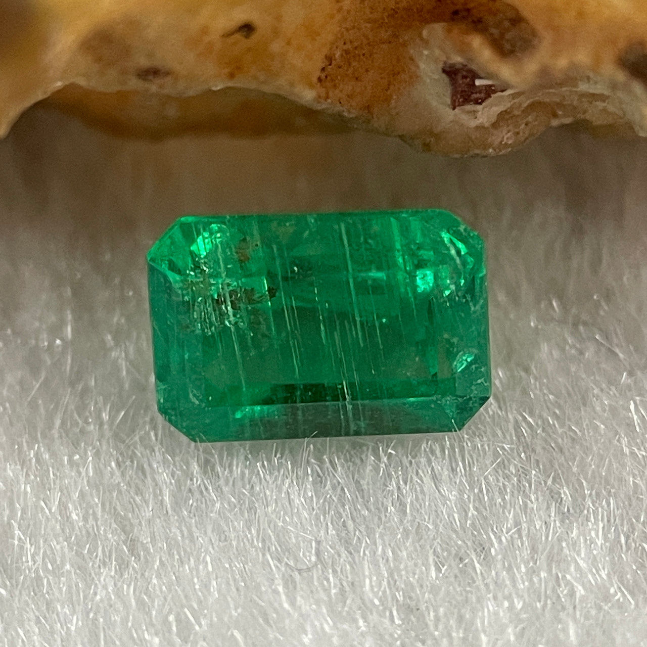 Natural Colombia Green Emerald (Beryl) Cut-Cornered Rectangular step cut 0.81ct 6.6 by 4.6 by 3.5mm - Huangs Jadeite and Jewelry Pte Ltd