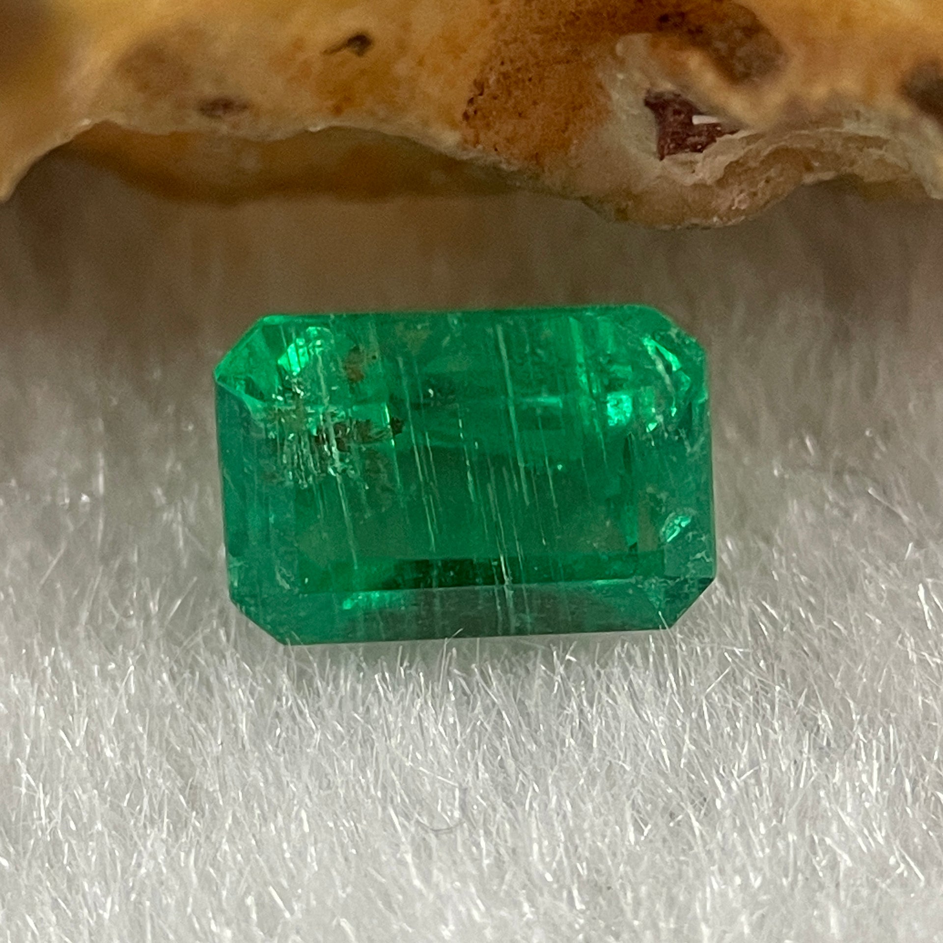 Natural Colombia Green Emerald (Beryl) Cut-Cornered Rectangular step cut 0.81ct 6.6 by 4.6 by 3.5mm - Huangs Jadeite and Jewelry Pte Ltd