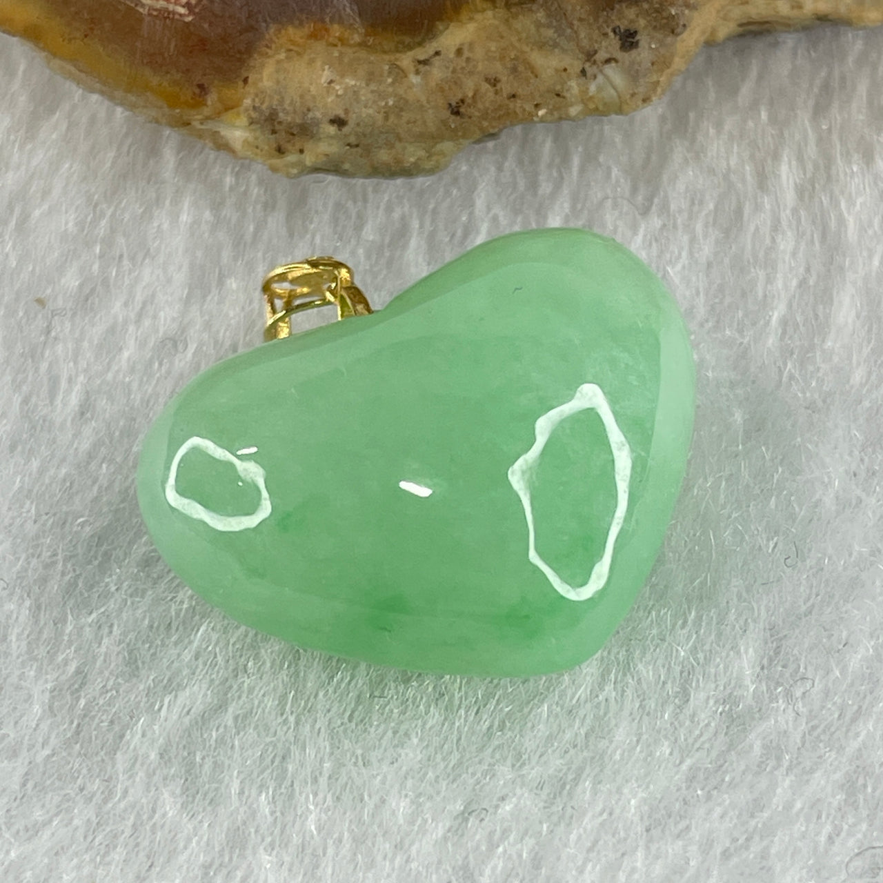 Natural Type A Apple Green Jadeite Heart Shape Pendant in 18K AU750 Yellow Gold 4.39g 14.4 by 19.2 by 9.3mm