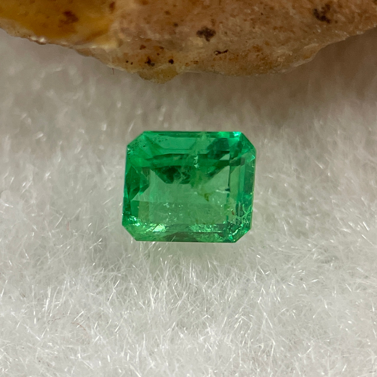 Natural Colombia Vivid Green Emerald (Beryl) Cut-Cornered Rectangular Step cut 0.42ct 4.6 by 4.1 by 3.0mm - Huangs Jadeite and Jewelry Pte Ltd