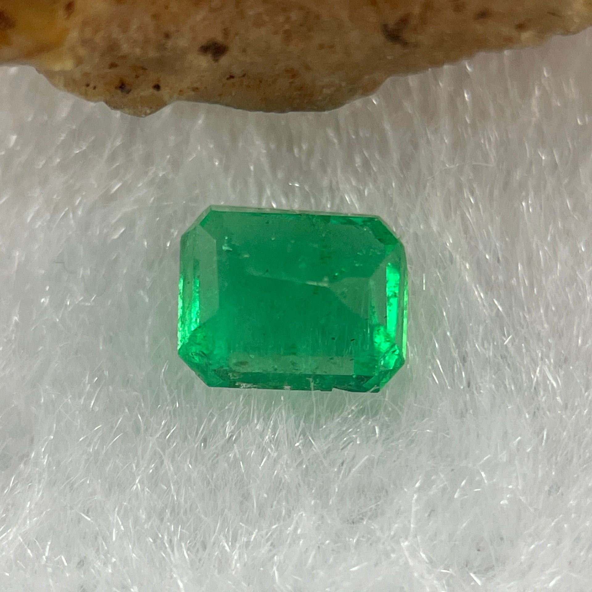 Natural Colombia Vivid Green Emerald (Beryl) Cut-Cornered Rectangular  Step cut 0.48ct 5.2 by 4.3 by 2.9mm - Huangs Jadeite and Jewelry Pte Ltd