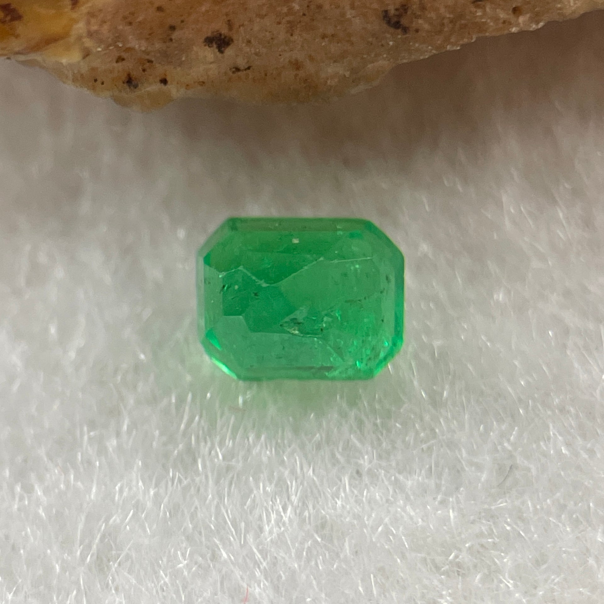 Natural Colombia Vivid Green Emerald (Beryl) Cut-Cornered Rectangular Step cut 0.42ct 4.8 by 3.7 by 3.2mm - Huangs Jadeite and Jewelry Pte Ltd