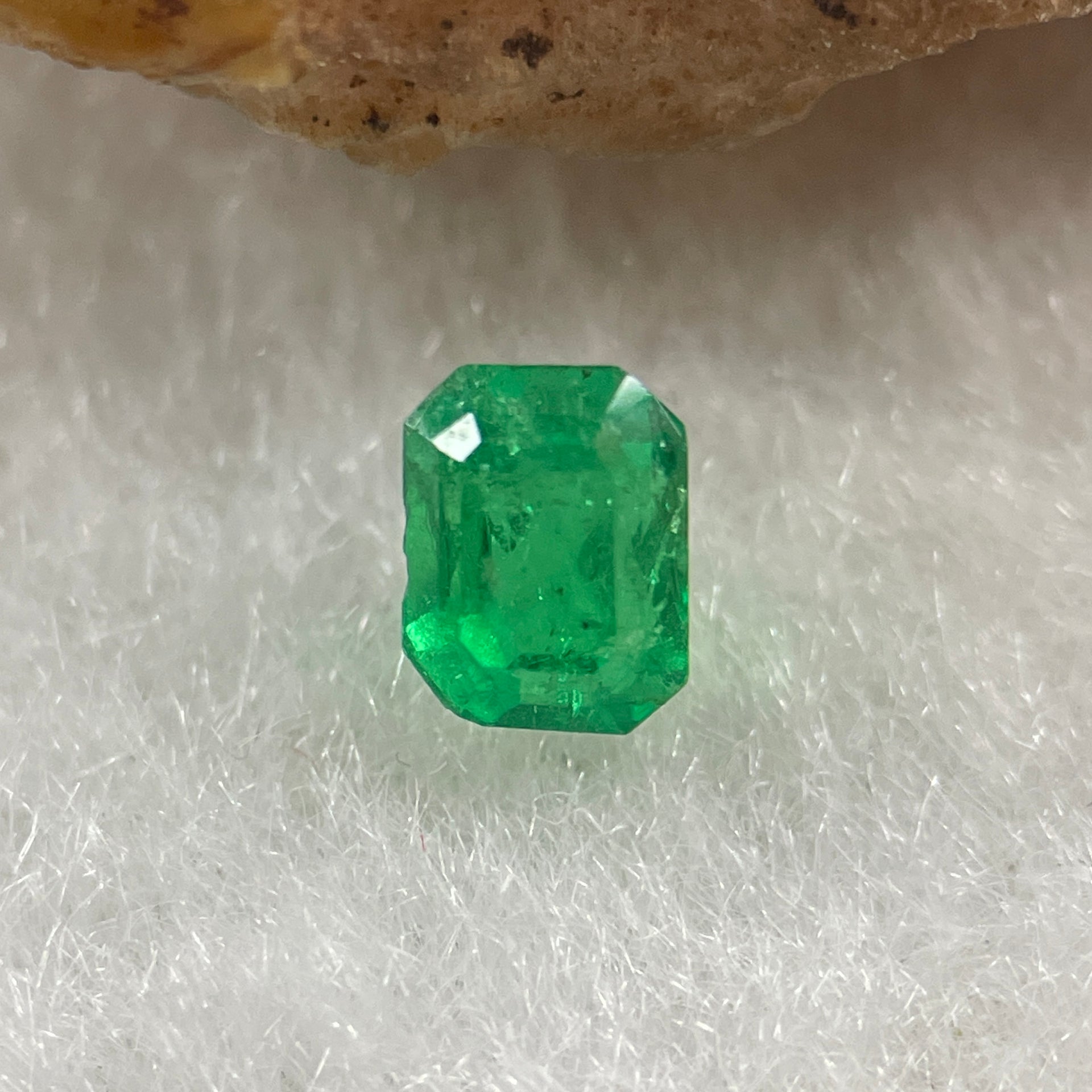 Natural Colombia Vivid Green Emerald (Beryl) Cut-Cornered Rectangular Step cut 0.42ct 4.8 by 3.7 by 3.2mm - Huangs Jadeite and Jewelry Pte Ltd