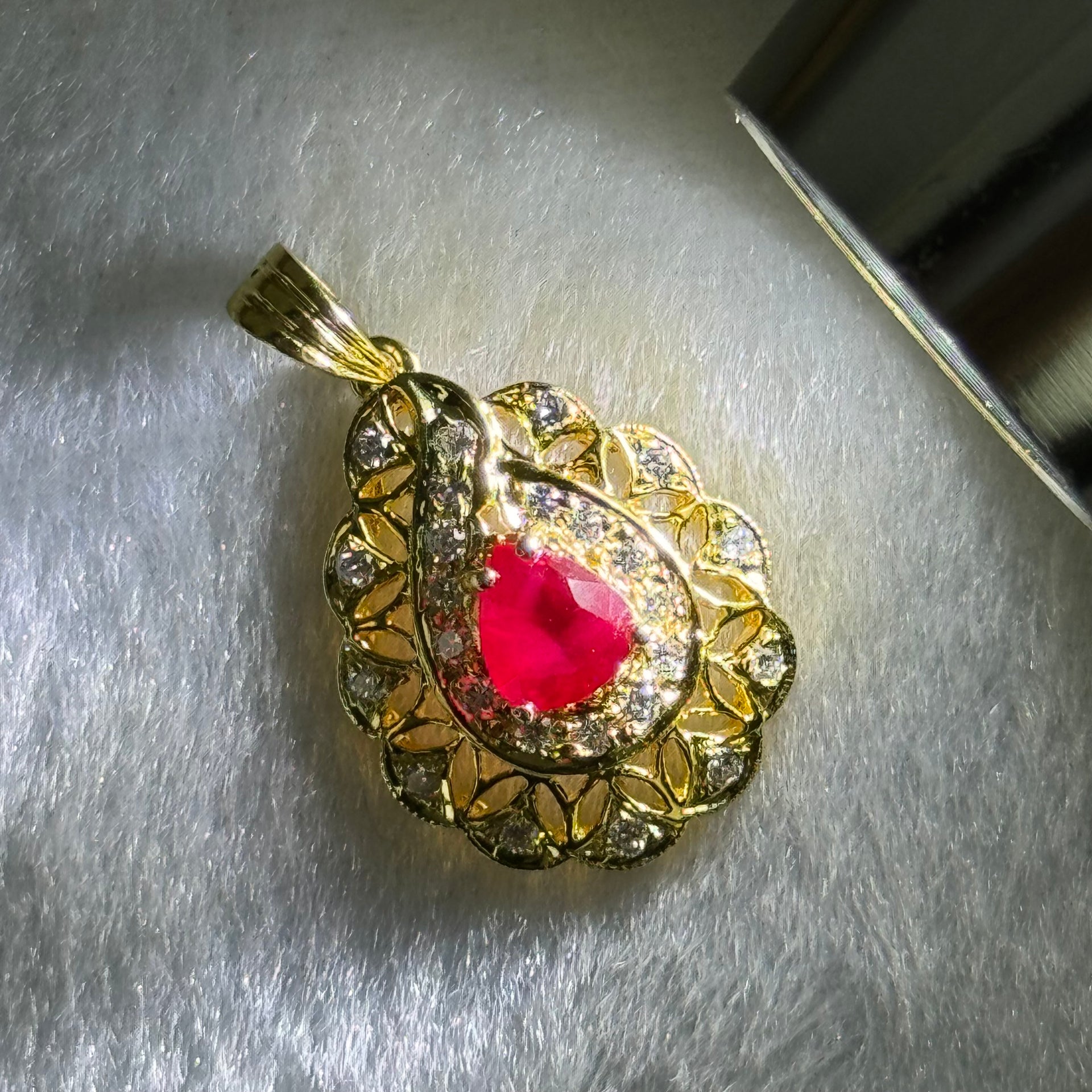 Natural Transparent Vivid Red Pear Shape Brilliant / Step Cut Ruby (Heated) Approx. 1.0ct 6.02 by 5.42 by 3.85mm in 750 18K Yellow Gold and Natural Diamonds 3.39g - Huangs Jadeite and Jewelry Pte Ltd