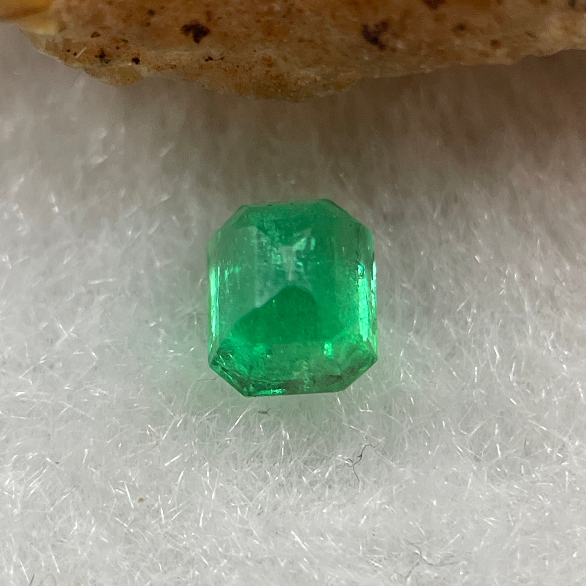 Natural Colombia Vivid Green Emerald (Beryl) Cut-Cornered Rectangular Step cut 0.46ct 5.4 by 4.0 by 3.2mm - Huangs Jadeite and Jewelry Pte Ltd
