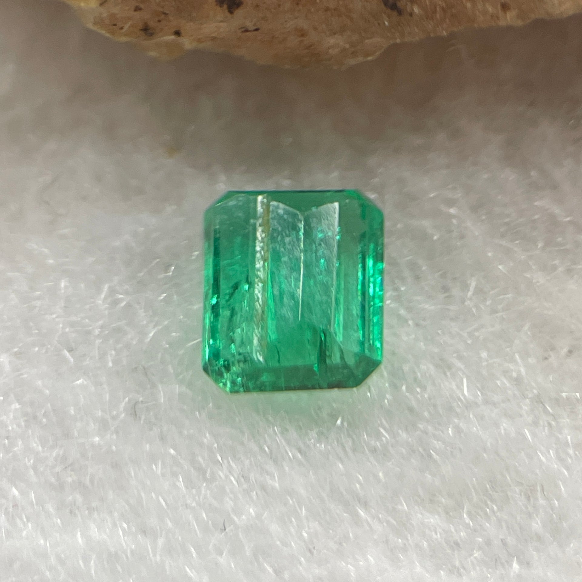 Natural Colombia Vivid Green Emerald (Beryl) Cut-Cornered Rectangular Step cut 0.46ct 5.3 by 4.6 by 2.4mm - Huangs Jadeite and Jewelry Pte Ltd