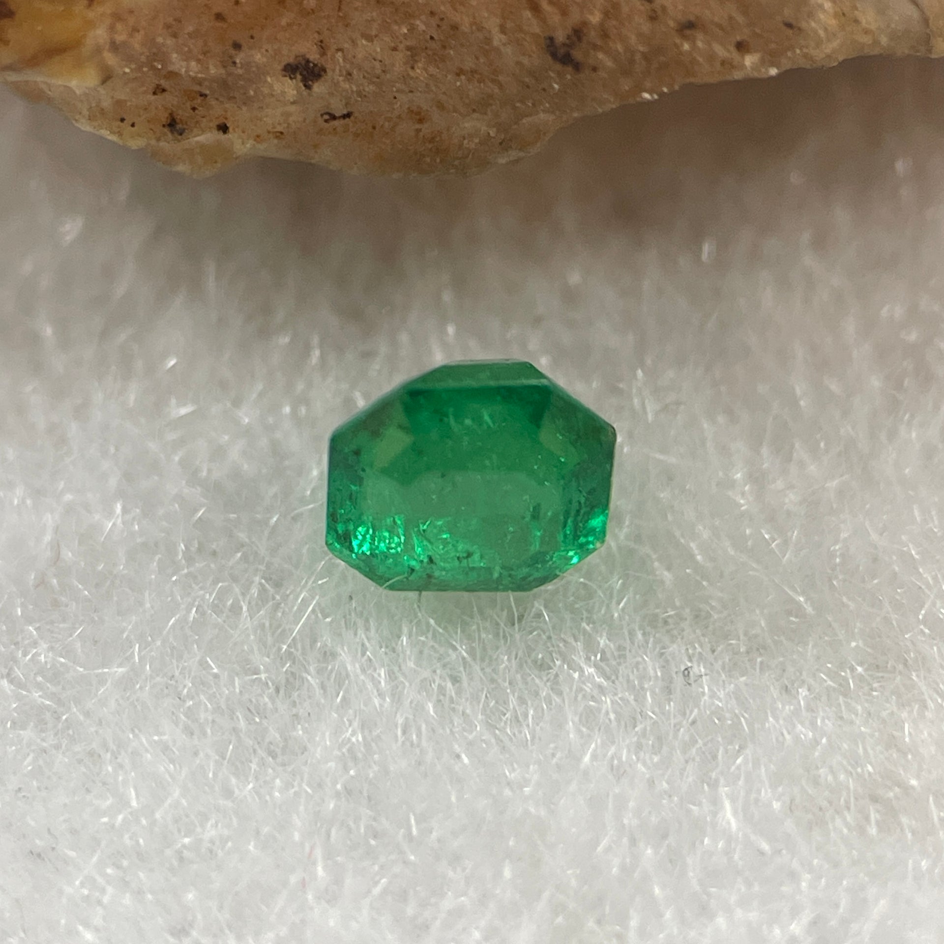 Natural Colombia Vivid Green Emerald (Beryl) Cut-Cornered Rectangular Step cut 0.44ct 4.5 by 4.0 by 3.8mm - Huangs Jadeite and Jewelry Pte Ltd