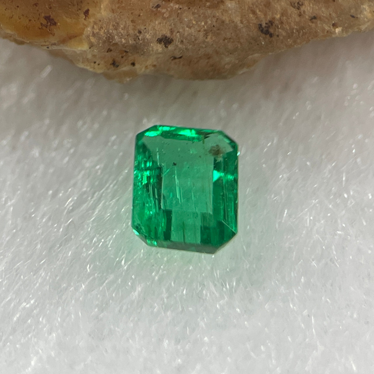 Natural Colombia Vivid Green Emerald (Beryl) Cut-Cornered Rectangular Step cut 0.48ct 5.6 by 4.2 by 2.6mm - Huangs Jadeite and Jewelry Pte Ltd
