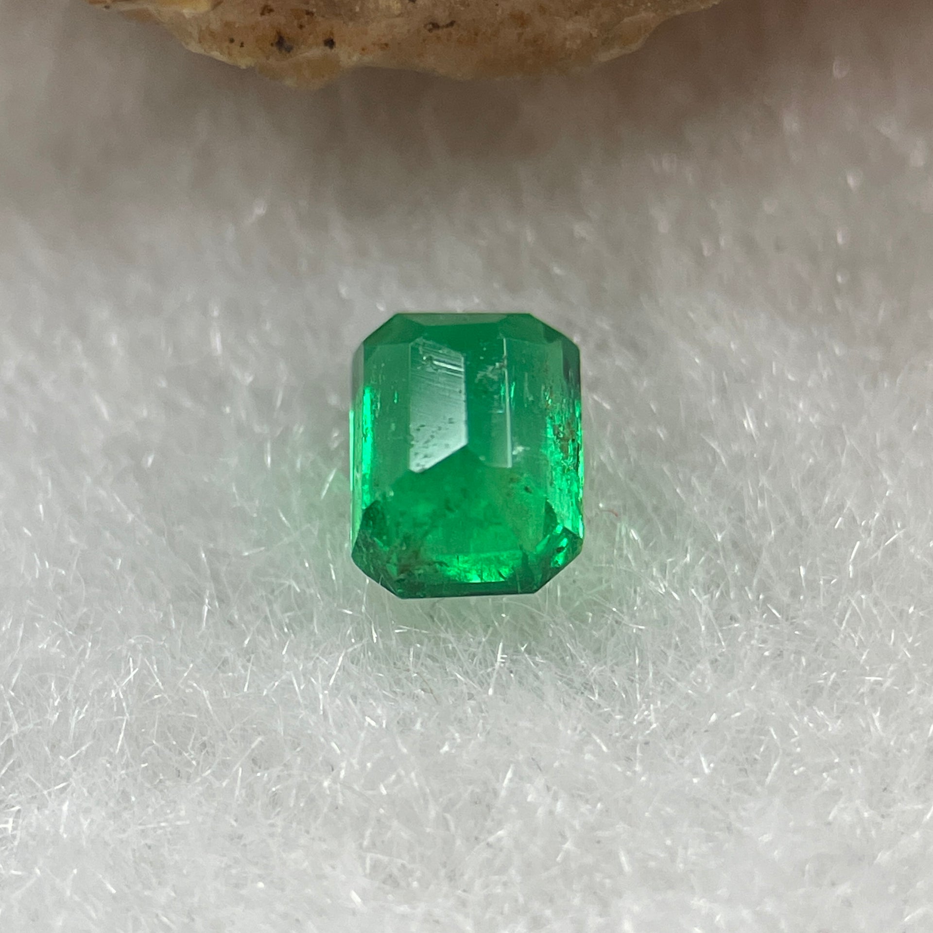 Natural Colombia Vivid Green Emerald (Beryl) Cut-Cornered Rectangular Step cut 0.41ct 4.8 by 3.7 by 3.0mm - Huangs Jadeite and Jewelry Pte Ltd