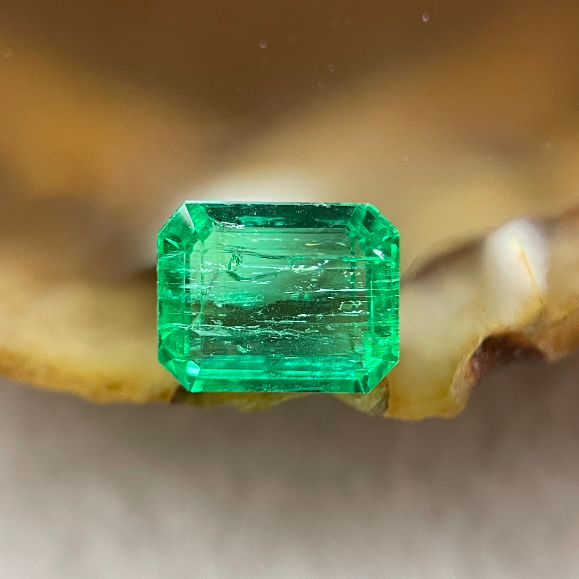 Natural Colombia Green Emerald (Beryl) Cut-Cornered Rectangular step cut 1.23ct 7.4 by 5.9 by 3.3mm - Huangs Jadeite and Jewelry Pte Ltd