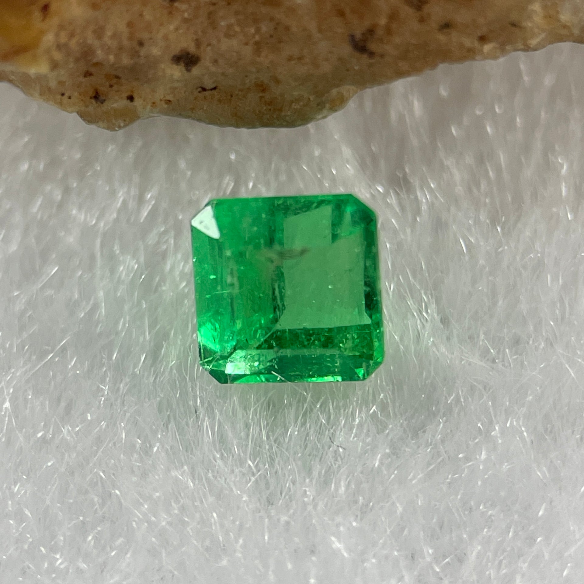 Natural Colombia Vivid Green Emerald (Beryl) Cut-Cornered Square Step cut 0.48ct 4.4 by 4.4 by 3.3mm - Huangs Jadeite and Jewelry Pte Ltd