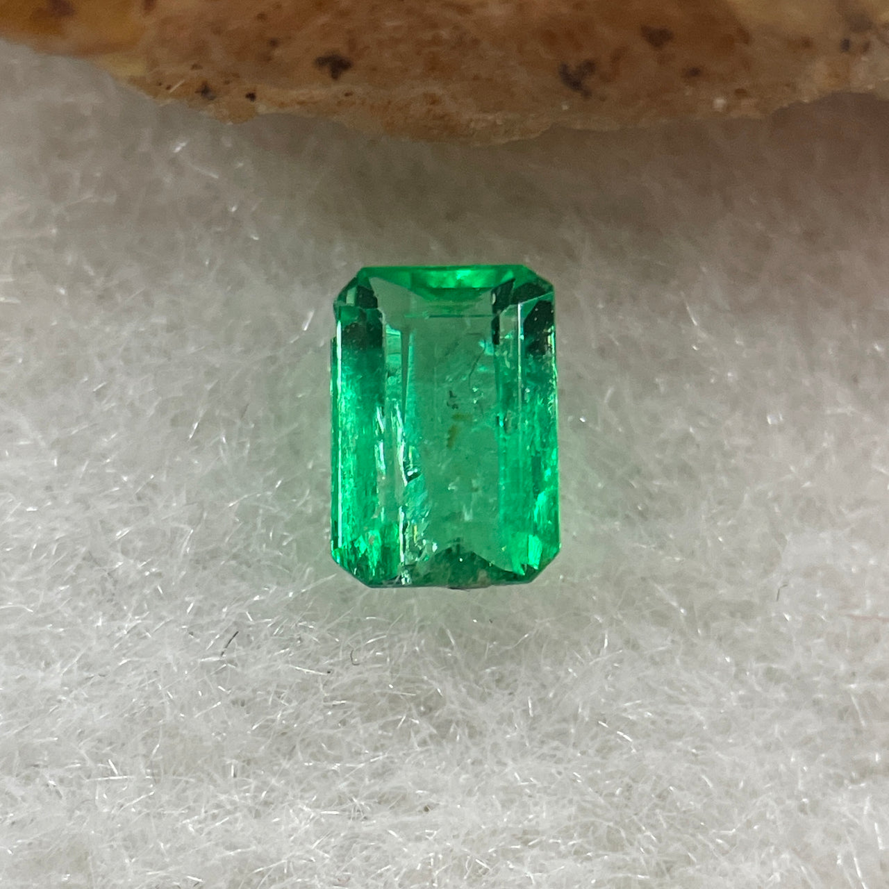 Natural Colombia Vivid Green Emerald (Beryl) Cut-Cornered Rectangular Step cut 0.44ct 5.4 by 3.9 by 2.6mm - Huangs Jadeite and Jewelry Pte Ltd