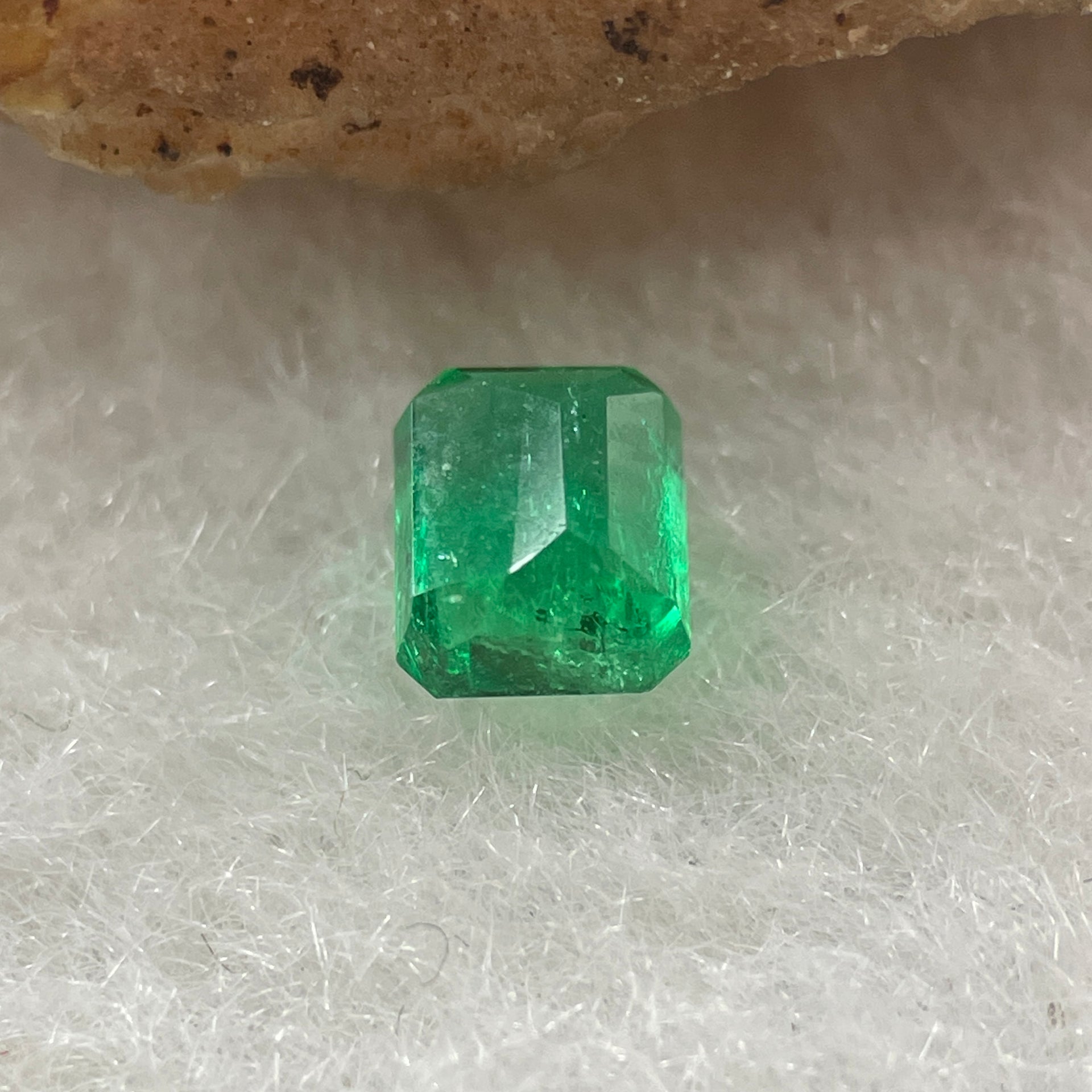 Natural Colombia Vivid Green Emerald (Beryl) Cut-Cornered Rectangular Step cut 0.40ct 4.3 by 3.7 by 2.8mm - Huangs Jadeite and Jewelry Pte Ltd