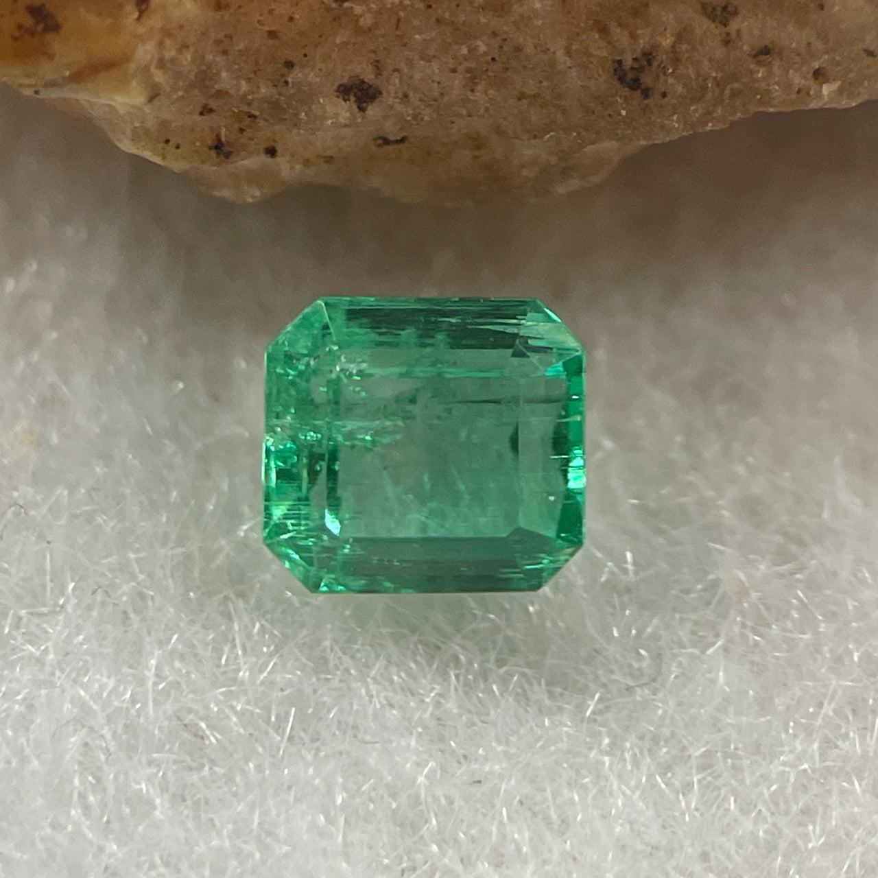 Natural Colombia Vivid Green Emerald (Beryl) Cut-Cornered Rectangle Step cut 0.49ct 4.6 by 4.4 by 2.9mm - Huangs Jadeite and Jewelry Pte Ltd