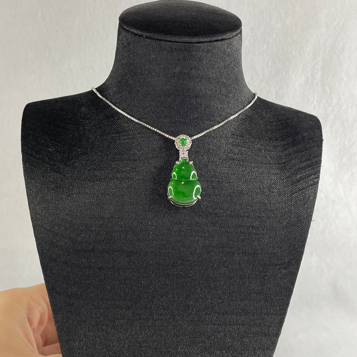 Natural Type A Omphacite Green Jadeite Hulu Necklace in S925 Silver | (5.62g | 42cm S925 | 16.8 x 12.1 x 4.0mm | Health, Abundance & Negative Energy Absorber, Feng Shui Prosperity & Longevity Necklace) - Huangs Jadeite and Jewelry Pte Ltd