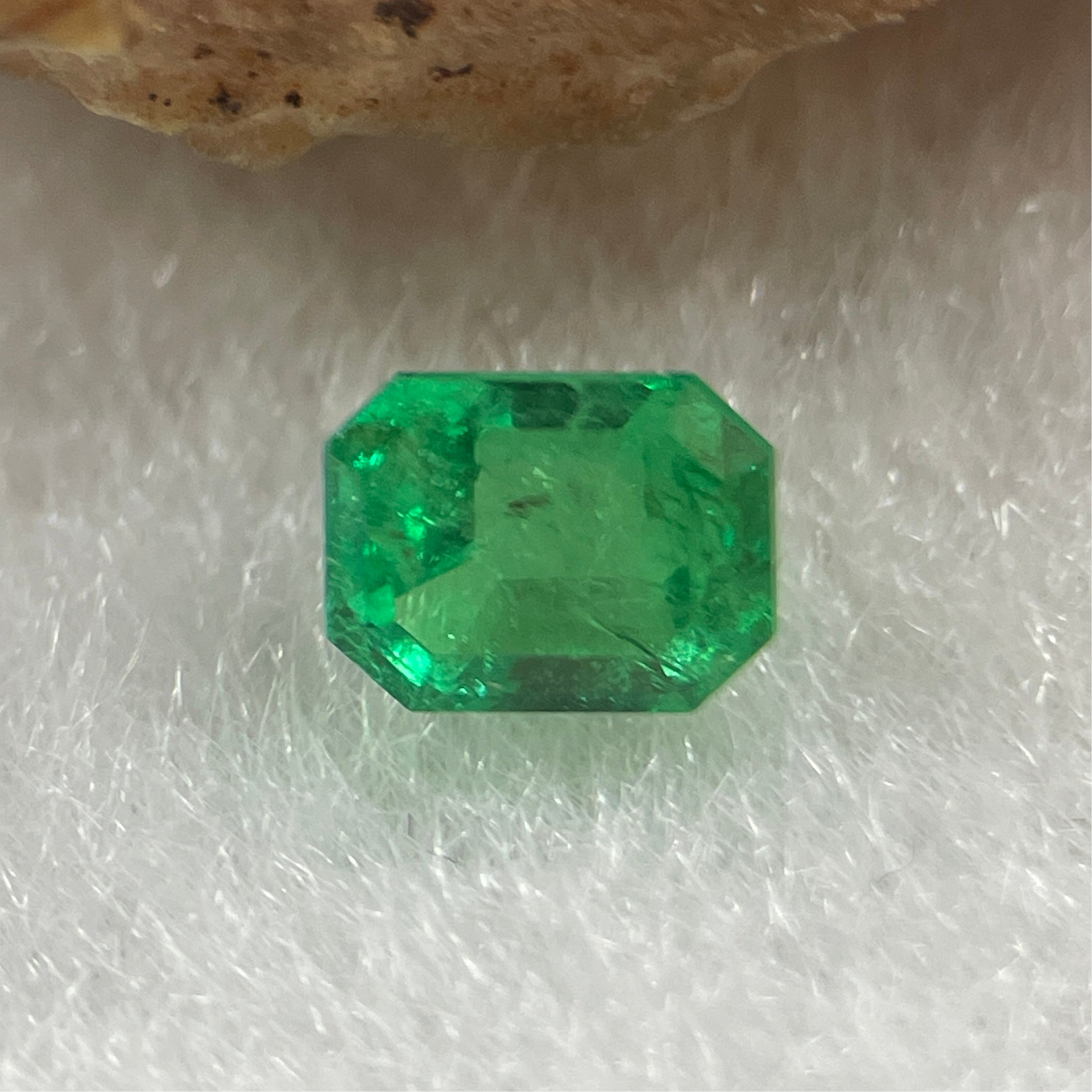 Natural Colombia Vivid Green Emerald (Beryl) Cut-Cornered Rectangular Step cut 0.47ct 4.7 by 3.7 by 3.1mm - Huangs Jadeite and Jewelry Pte Ltd
