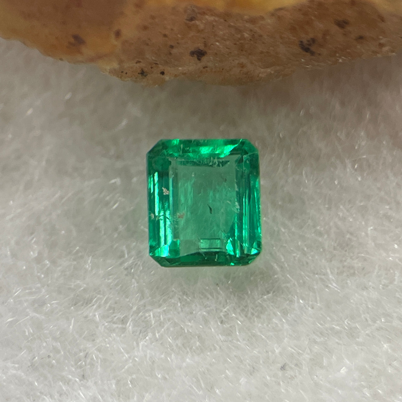 Natural Colombia Vivid Green Emerald (Beryl) Cut-Cornered Rectangular Step cut 0.41ct 4.9 by 4.3 by 2.4mm - Huangs Jadeite and Jewelry Pte Ltd