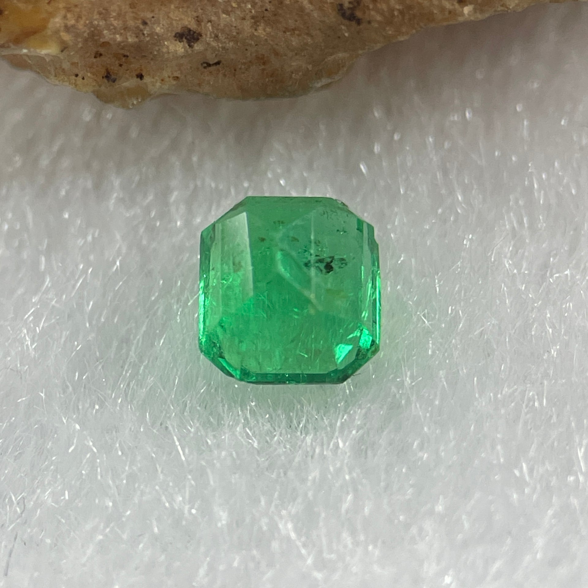 Natural Colombia Vivid Green Emerald (Beryl) Cut-Cornered Rectangular Step cut 0.48ct 4.9 by 4.5 by 3.0mm - Huangs Jadeite and Jewelry Pte Ltd