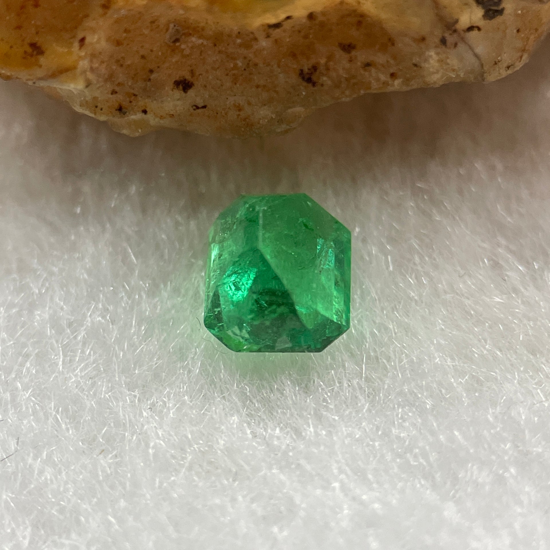 Natural Colombia Green Emerald (Beryl) Cut-Cornered Rectangular step cut 0.68ct 5.6 by 4.8 by 3.6mm - Huangs Jadeite and Jewelry Pte Ltd