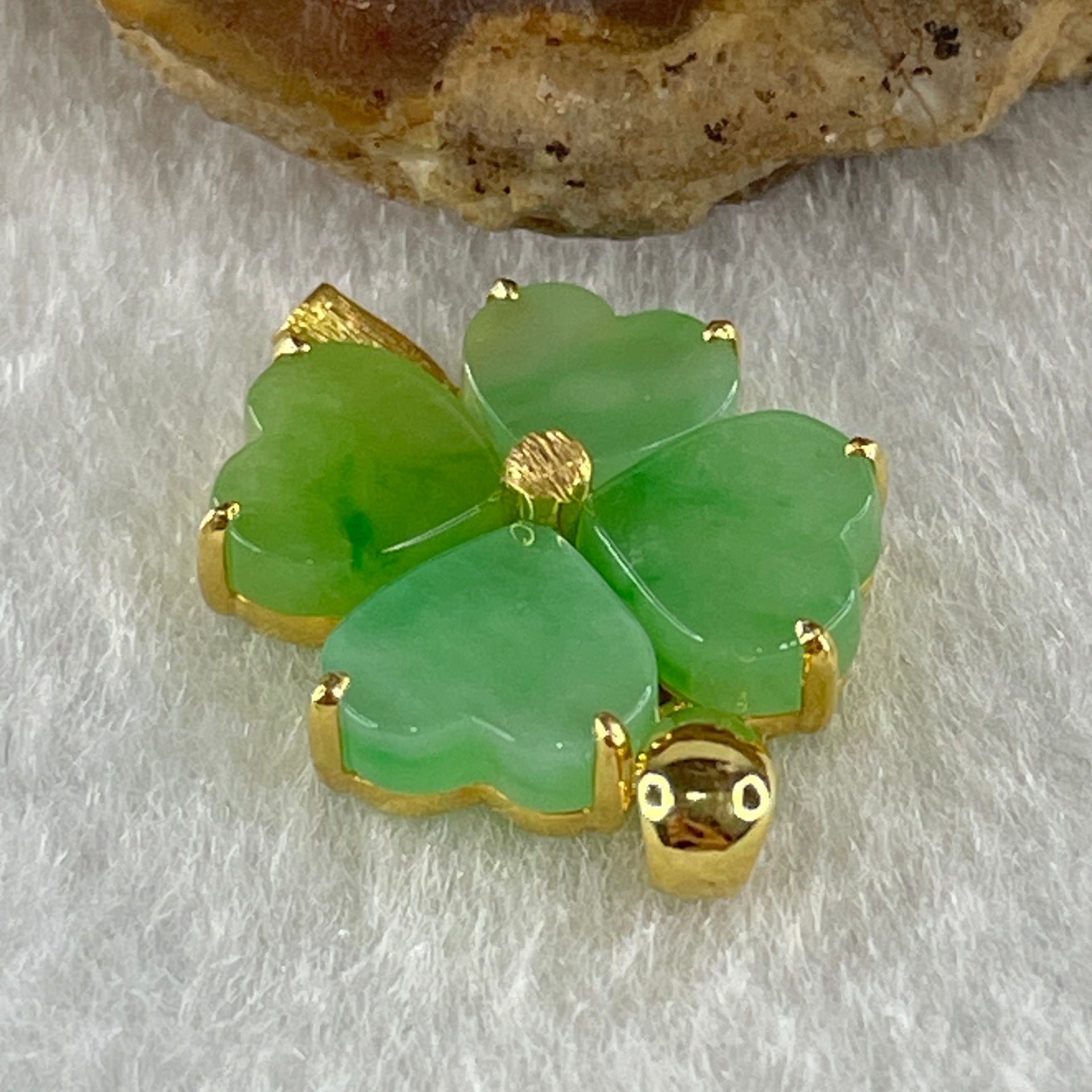 18K Yellow Gold Type A Natural Apple Green Jadeite Four Leaf Clover for Career Progression 4 pieces each 6.8 by 8.1 by 3.0mm Pendant 2.74g - Huangs Jadeite and Jewelry Pte Ltd