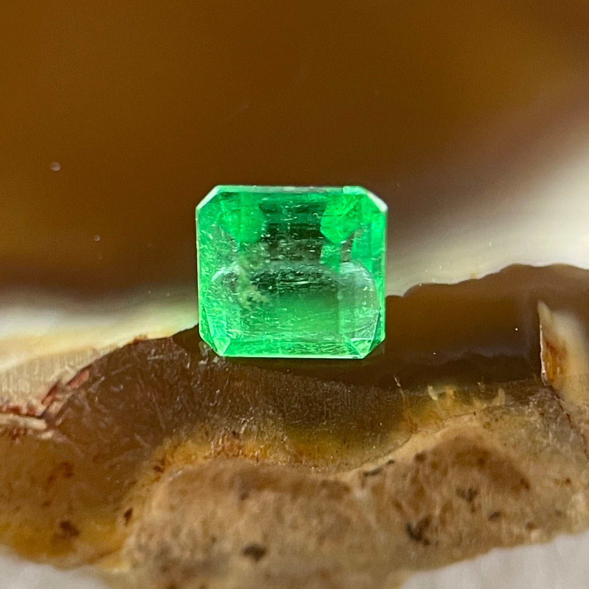 Natural Colombia Vivid Green Emerald (Beryl) Cut-Cornered Square Step cut 0.48ct 4.4 by 4.4 by 3.3mm - Huangs Jadeite and Jewelry Pte Ltd