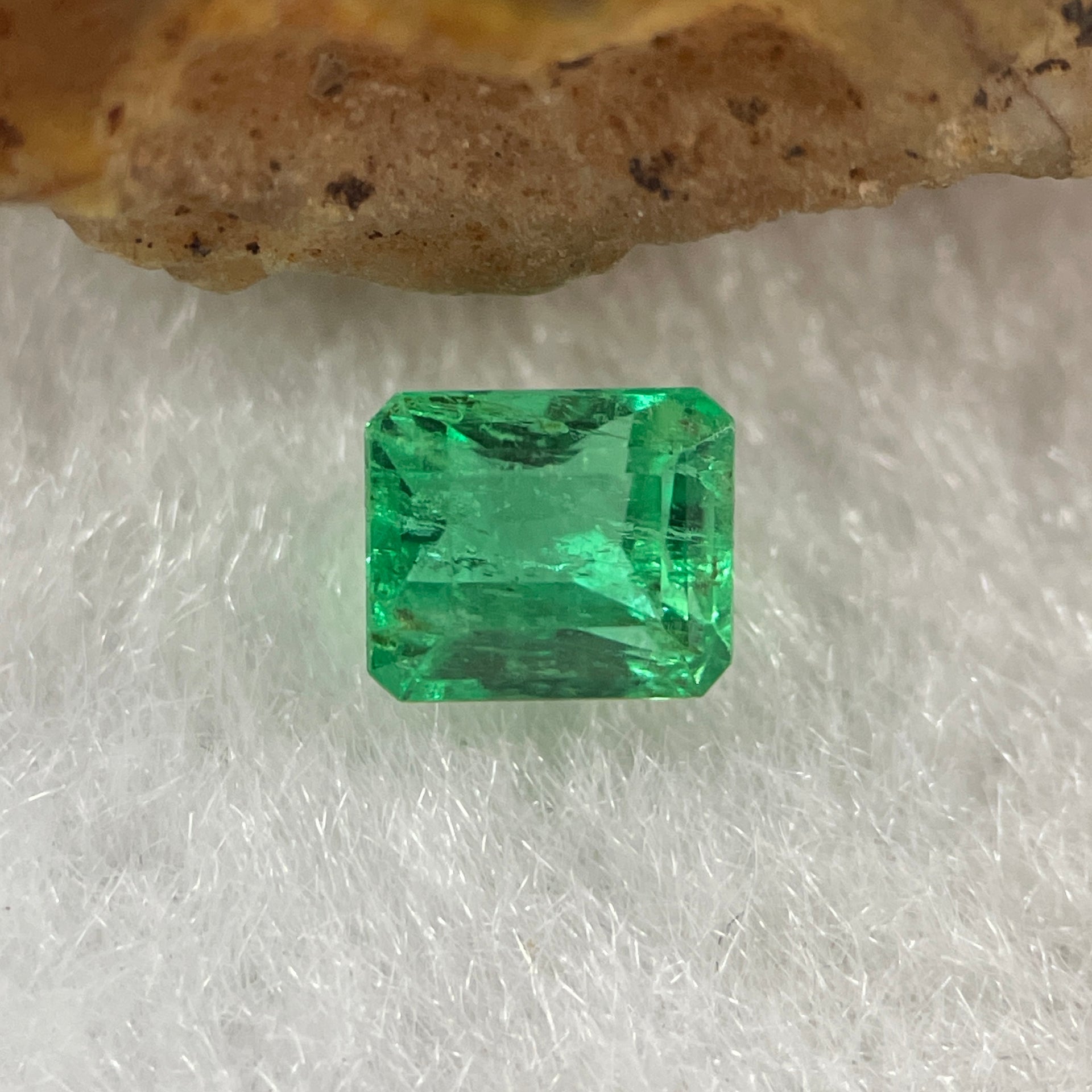 Natural Colombia Green Emerald (Beryl) Cut-Cornered Rectangular step cut 0.54ct 5.0 by 4.3 by 3.4mm - Huangs Jadeite and Jewelry Pte Ltd