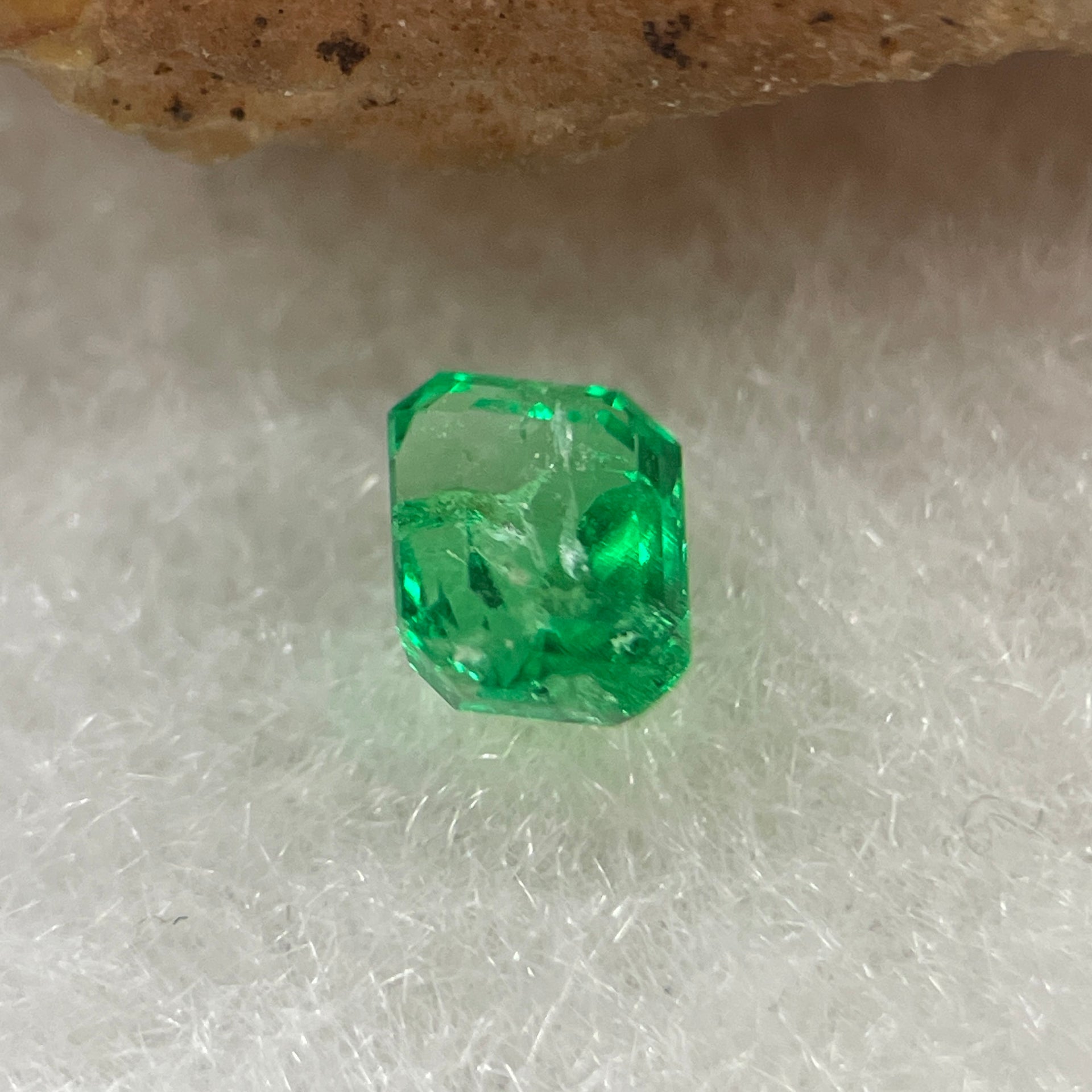 Natural Colombia Vivid Green Emerald (Beryl) Cut-Cornered Rectangular Step cut 0.41ct 4.9 by 3.8 by 3.0mm - Huangs Jadeite and Jewelry Pte Ltd