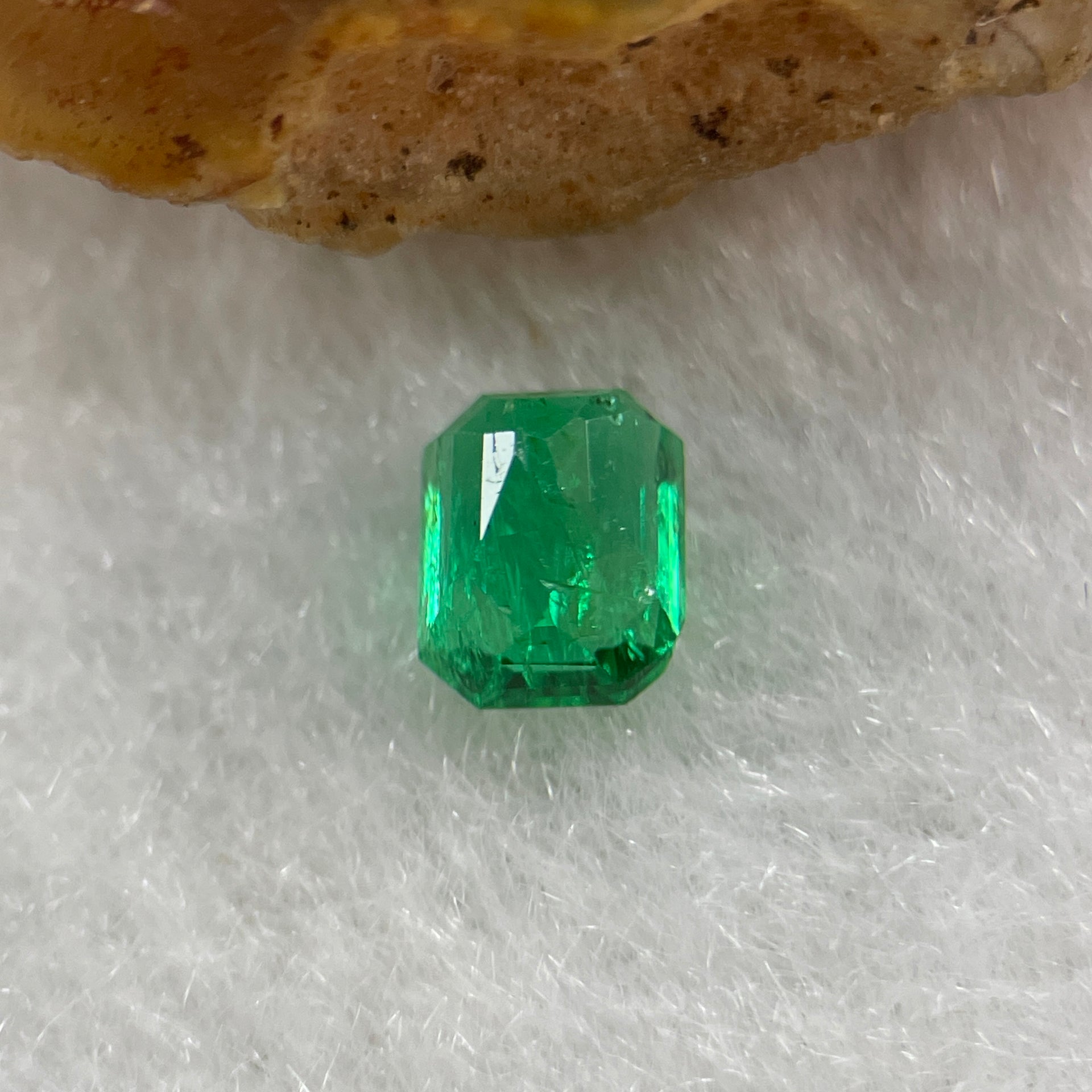 Natural Colombia Green Emerald (Beryl) Cut-Cornered Rectangular step cut 0.59ct 5.5 by 4.4 by 3.2mm - Huangs Jadeite and Jewelry Pte Ltd