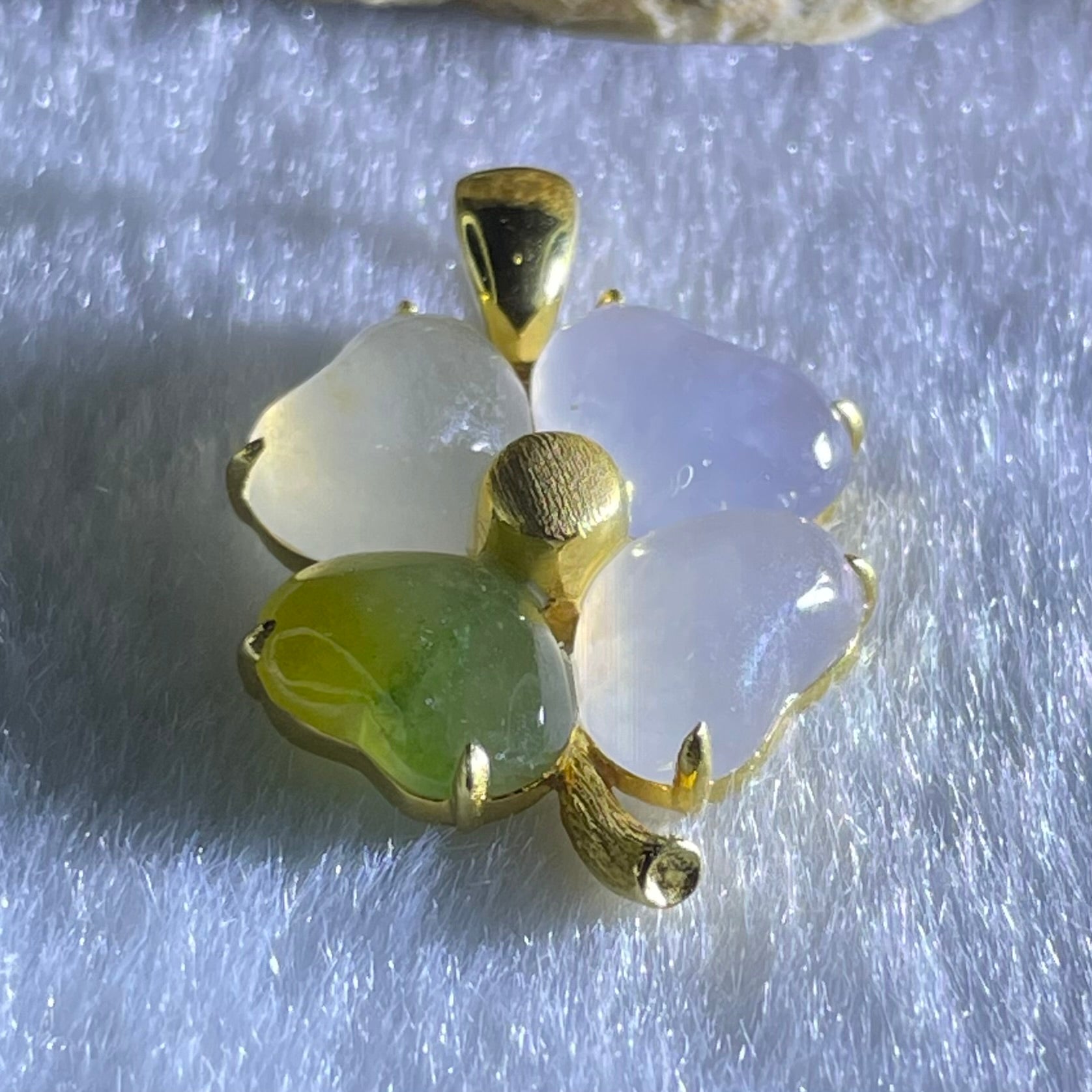 Type A Semi Icy Colourless to Faint Yellow Faint Lavender and Green Jadeite 4 Leafs Clover with Diamonds in 18K Yellow Gold Pendant 3.05g 5.5 by 8.0 by 3.5mm 4pcs - Huangs Jadeite and Jewelry Pte Ltd