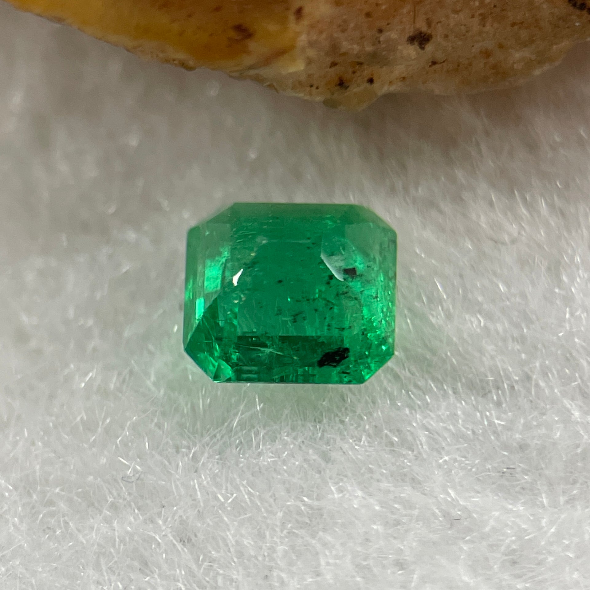 Natural Colombia Green Emerald (Beryl) Cut-Cornered Rectangular step cut 0.62ct 5.3 by 5.2 by 3.1mm - Huangs Jadeite and Jewelry Pte Ltd