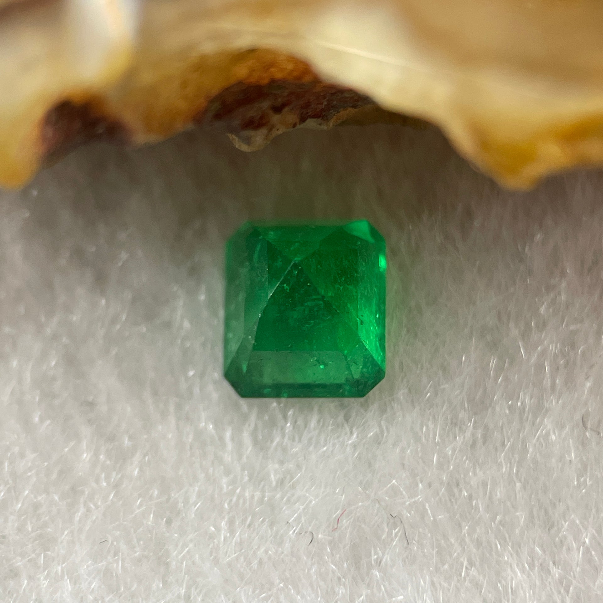 Natural Colombia Green Emerald (Beryl) Cut-Cornered Rectangular step cut 0.70cts 5.5 by 4.7 by 4.0mm - Huangs Jadeite and Jewelry Pte Ltd
