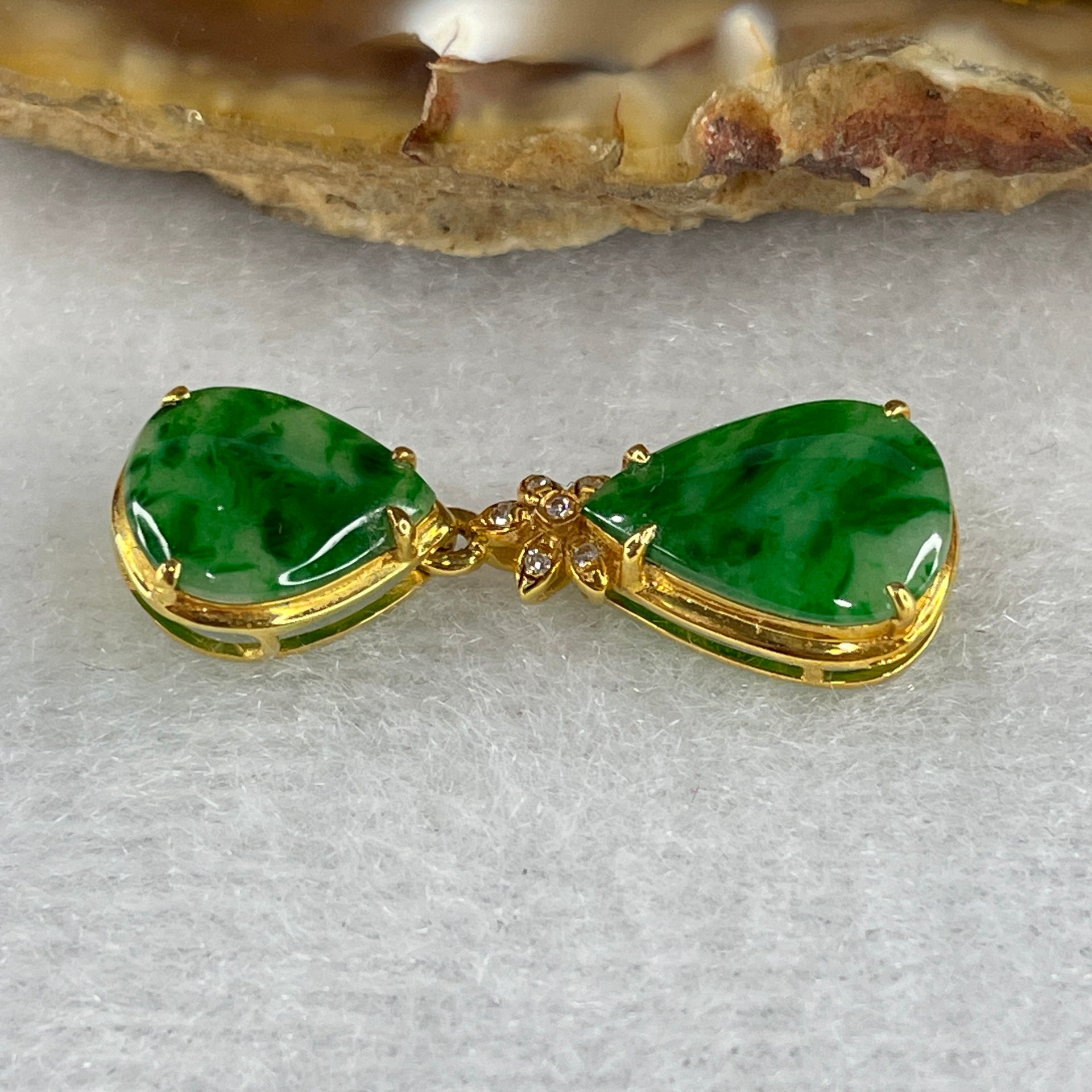 Type A Spicy Green Tear Drop Design Jade Jadeite 18k Yellow gold 1.4g 26.9 by 9.7 by 4.3mm - Huangs Jadeite and Jewelry Pte Ltd