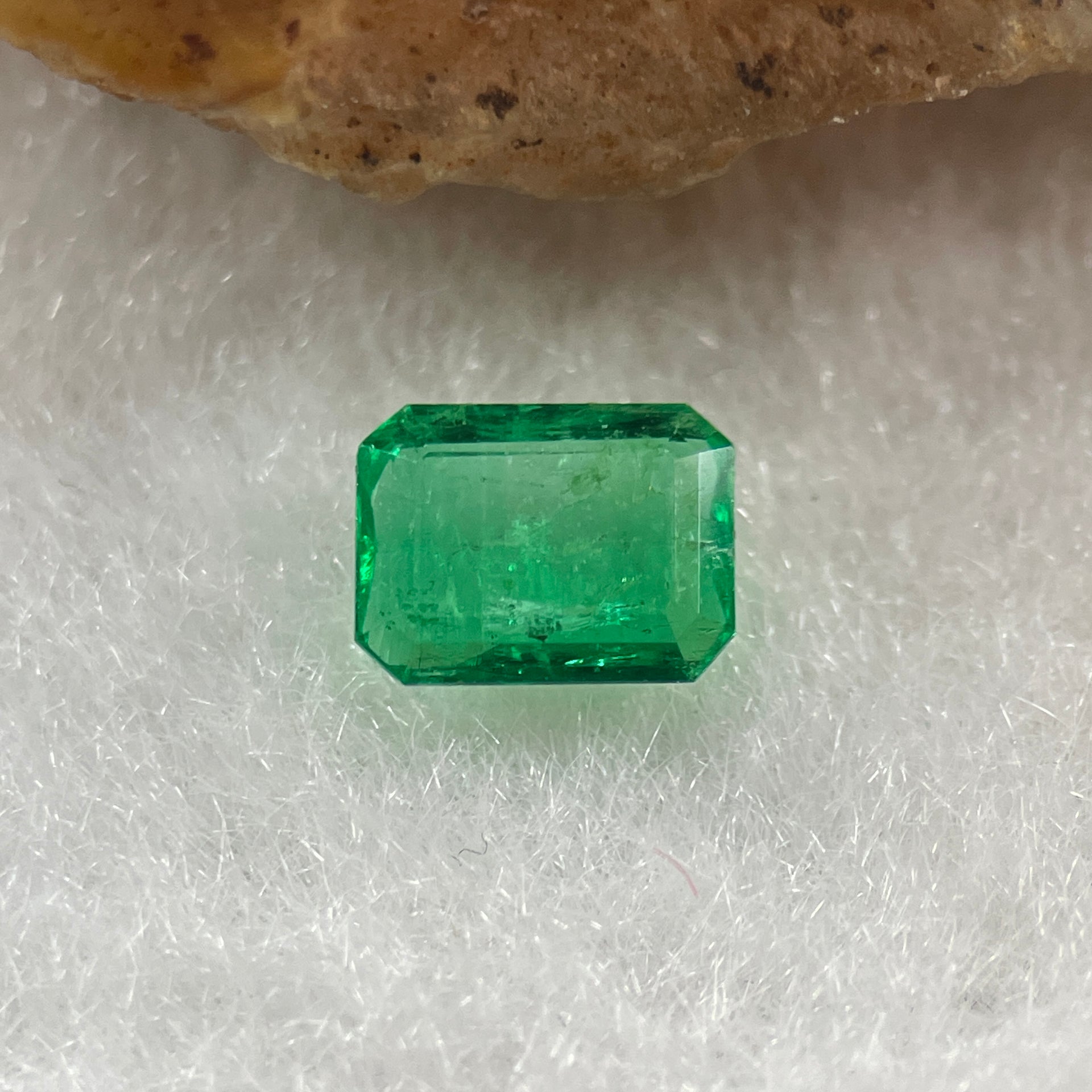 Natural Colombia Vivid Green Emerald (Beryl) Cut-Cornered Rectangular Step cut 0.46ct 5.9 by 4.6 by 1.9mm - Huangs Jadeite and Jewelry Pte Ltd