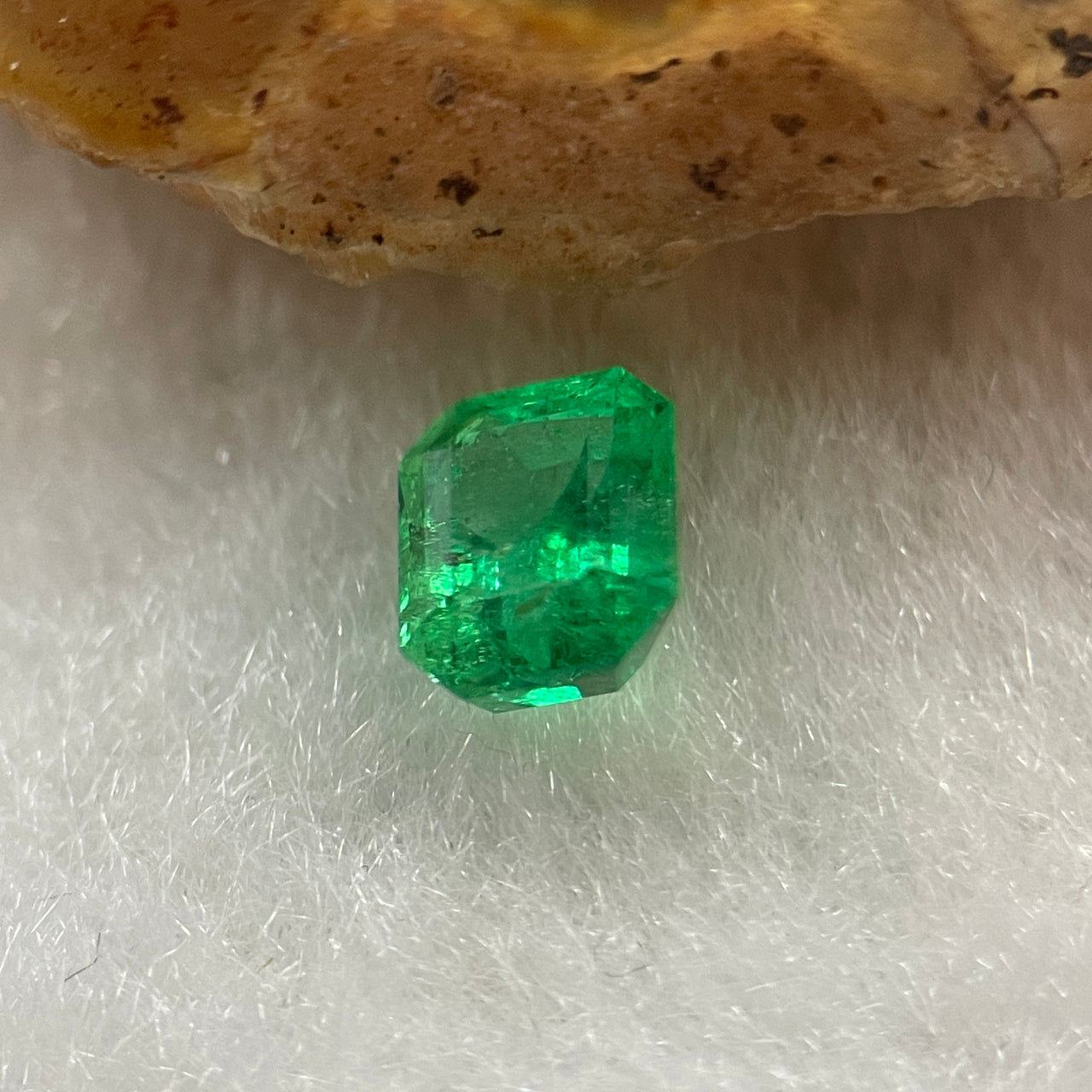 Natural Colombia Green Emerald (Beryl) Cut-Cornered Rectangular step cut 0.68ct 5.6 by 4.8 by 3.6mm - Huangs Jadeite and Jewelry Pte Ltd
