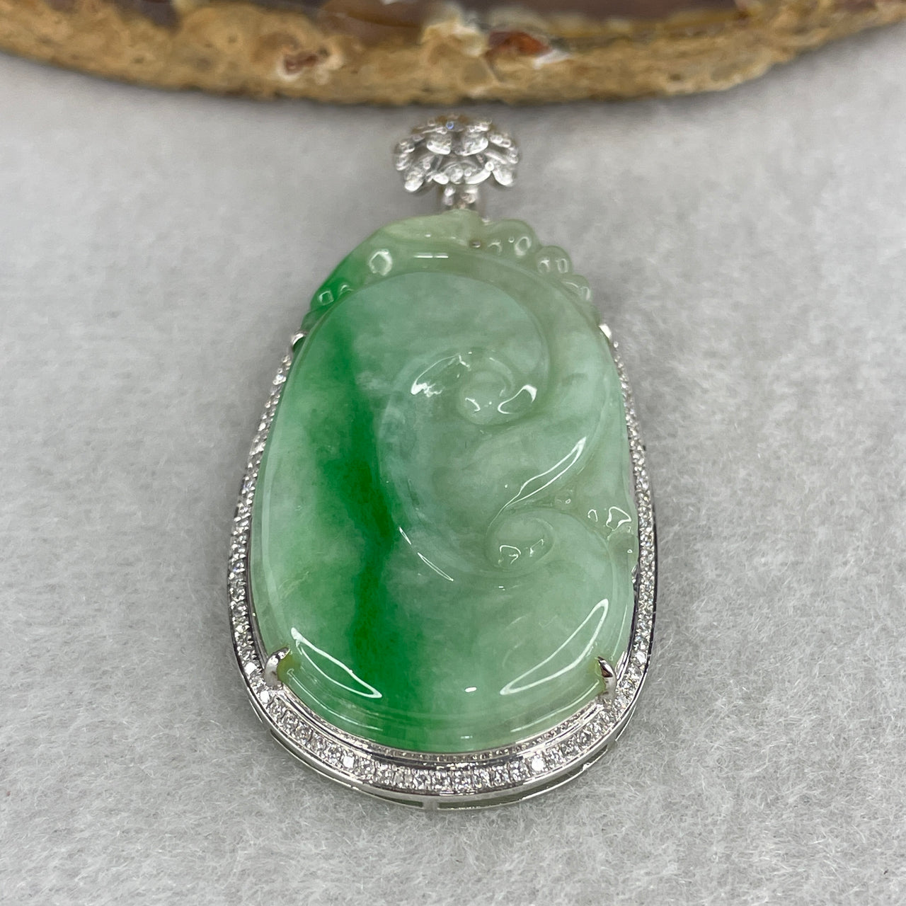 Natural Type A Jadeite Ruyi Pendant with Brilliant Diamonds in 18K White Gold | 45.0mm Light Green with Imperial "Spicy Green" Vein | High-Luxury High-Ice Statement Statement Heirloom (15.11g 24.2x4.5mm)