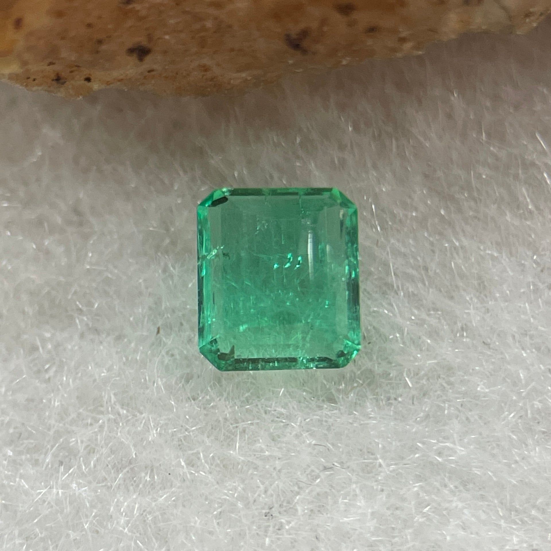 Natural Colombia Vivid Green Emerald (Beryl) Cut-Cornered Rectangular Step cut 0.41ct 4.9 by 4.3 by 2.4mm - Huangs Jadeite and Jewelry Pte Ltd