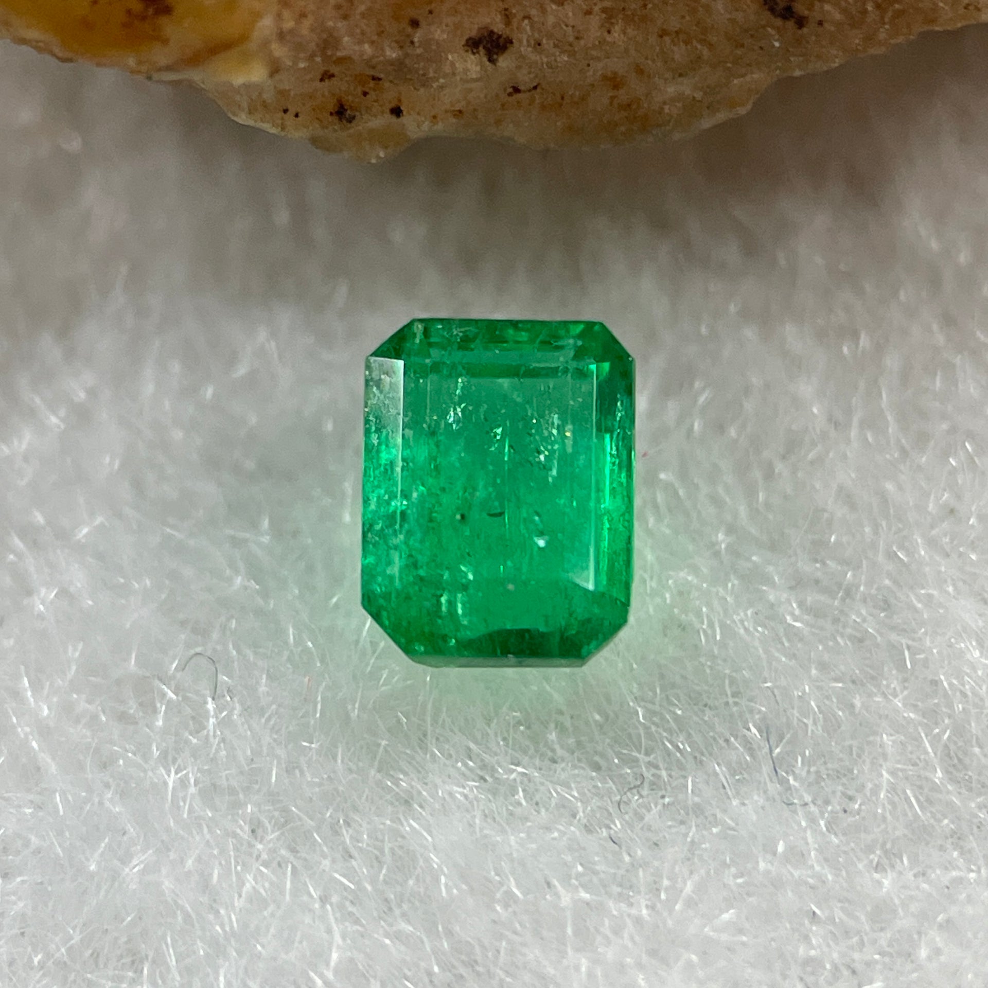Natural Colombia Vivid Green Emerald (Beryl) Cut-Cornered Rectangular Step cut 0.43ct 4.9 by 3.8 by 2.6mm - Huangs Jadeite and Jewelry Pte Ltd