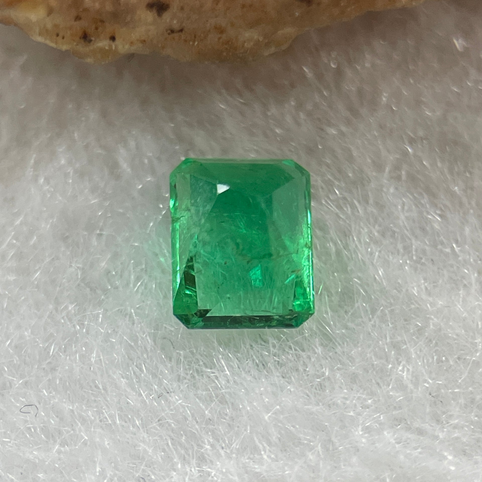 Natural Colombia Vivid Green Emerald (Beryl) Cut-Cornered Rectangle Step cut 0.42ct 5.1 by 4.1 by 2.6mm - Huangs Jadeite and Jewelry Pte Ltd