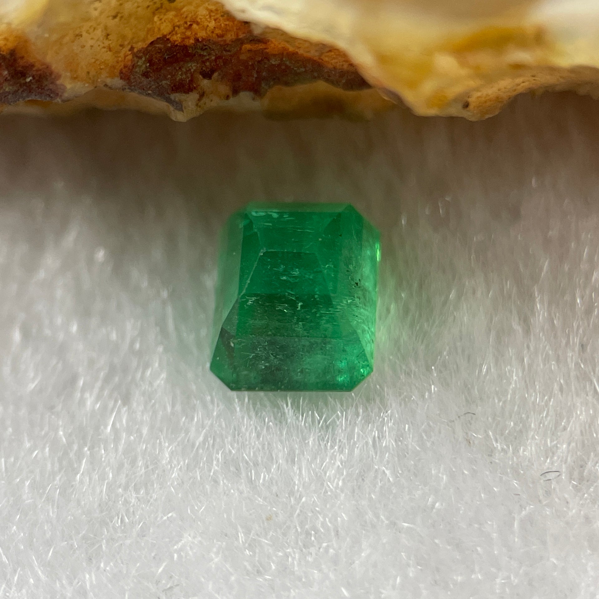Natural Colombia Green Emerald (Beryl) Cut-Cornered Rectangular step cut 1.08ct 6.3 by 5.0 by 4.3mm - Huangs Jadeite and Jewelry Pte Ltd