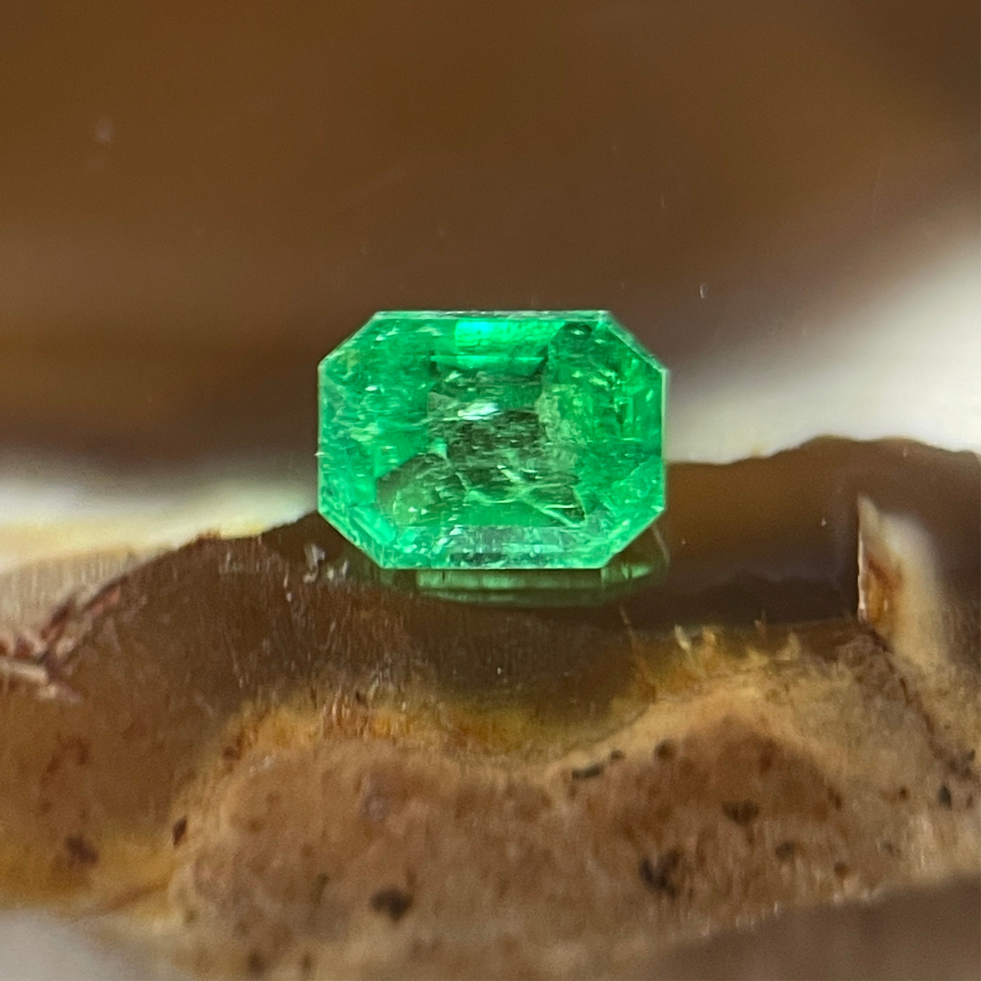 Natural Colombia Vivid Green Emerald (Beryl) Cut-Cornered Rectangular Step cut 0.47ct 4.7 by 3.7 by 3.1mm - Huangs Jadeite and Jewelry Pte Ltd