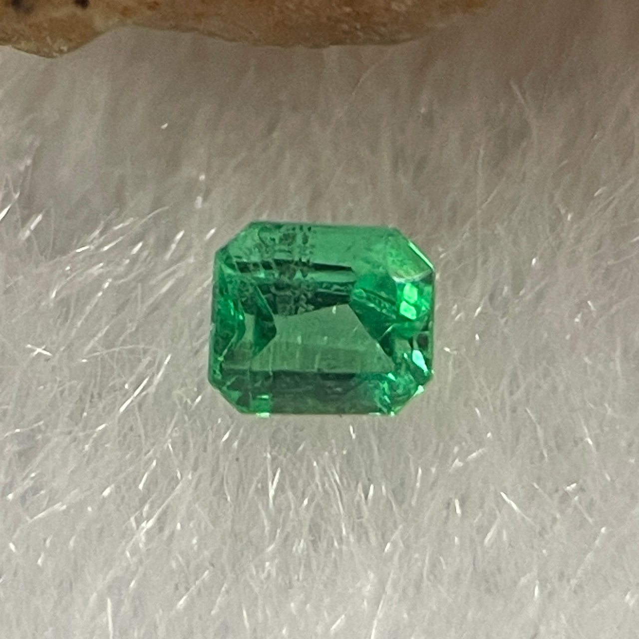 Natural Colombia Vivid Green Emerald (Beryl) Cut-Cornered Rectangular Step cut 0.08ct 2.7 by 2.0 by 1.8mm - Huangs Jadeite and Jewelry Pte Ltd