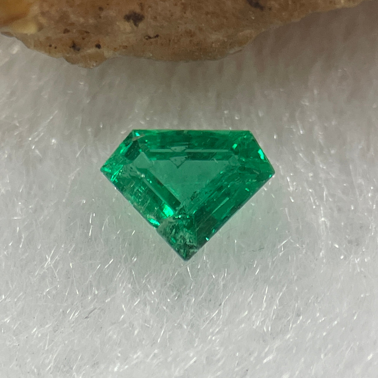 Natural Colombia Vivid Green Emerald (Beryl) Cut-Cornered Grace Step cut 0.30ct 5.7 by 4.4 by 2.5mm - Huangs Jadeite and Jewelry Pte Ltd