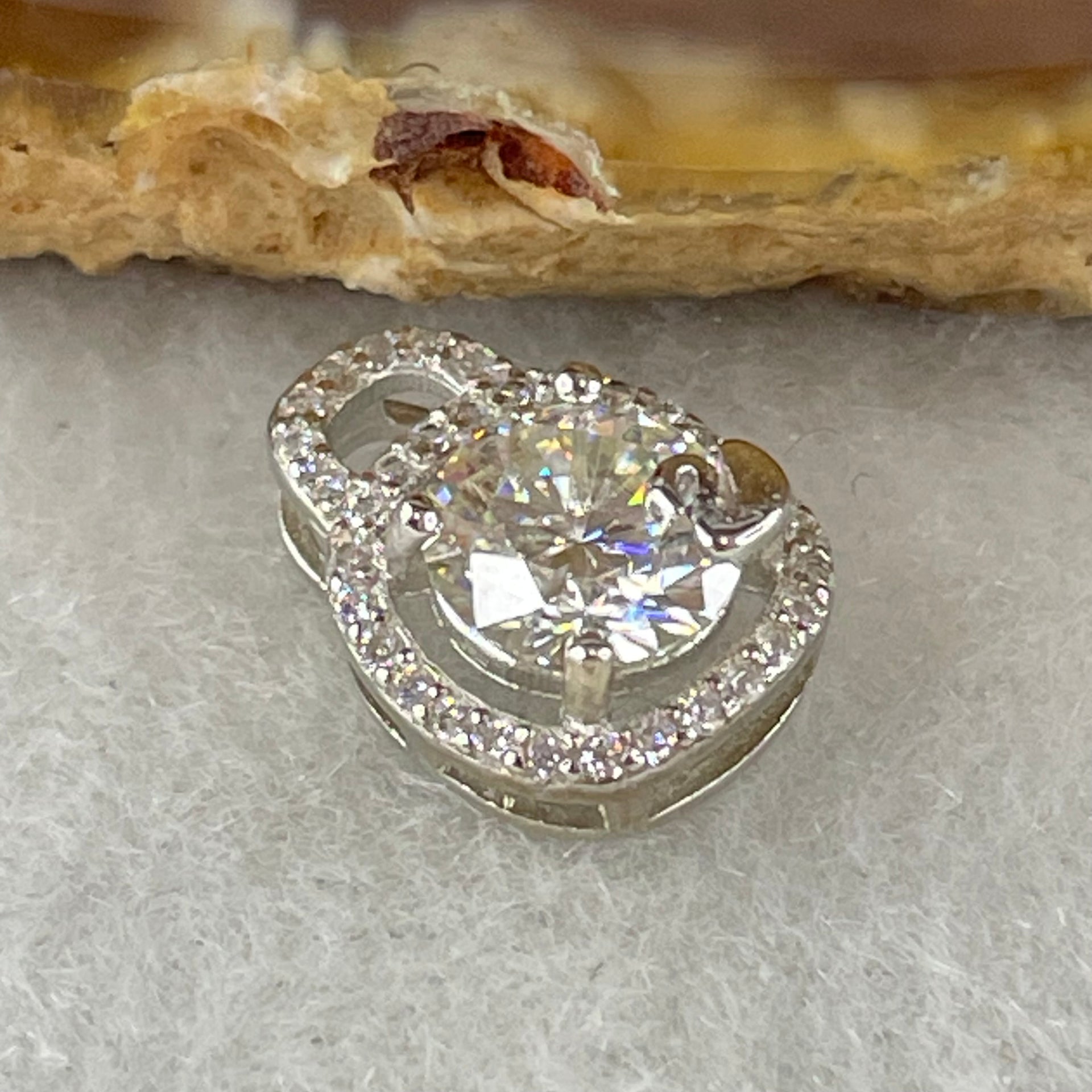 1.0 Ct Colourless Round Brilliant Diameter 6.5mm VVS1 Excellent Cut Moissanite Excellent Polish Excellent Symmetry None Florescence in S925 Silver Pendant GRA 218553559 - Huangs Jadeite and Jewelry Pte Ltd