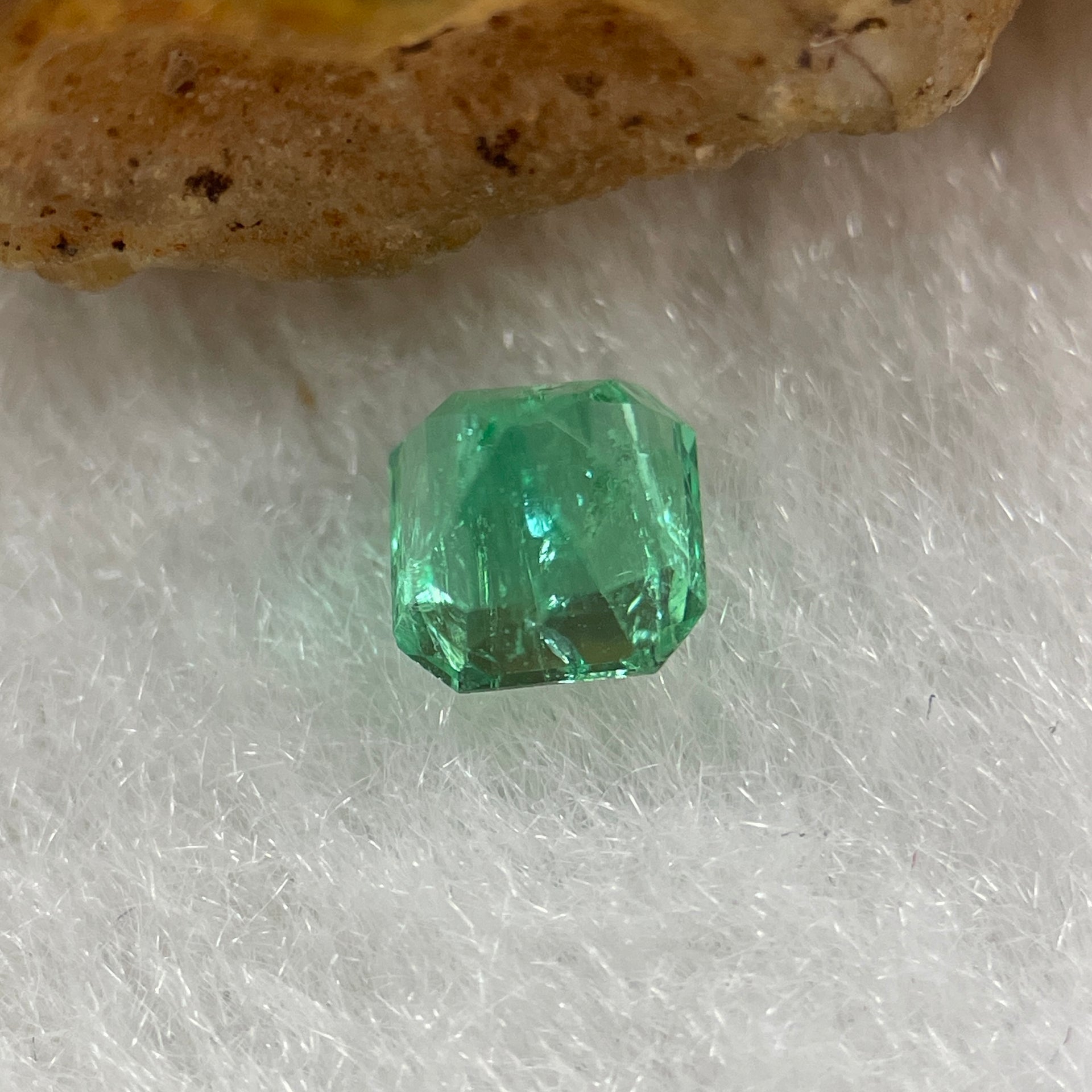 Natural Colombia Green Emerald (Beryl) Cut-Cornered Rectangular step cut 0.52ct 4.7 by 4.5 by 3.7mm - Huangs Jadeite and Jewelry Pte Ltd