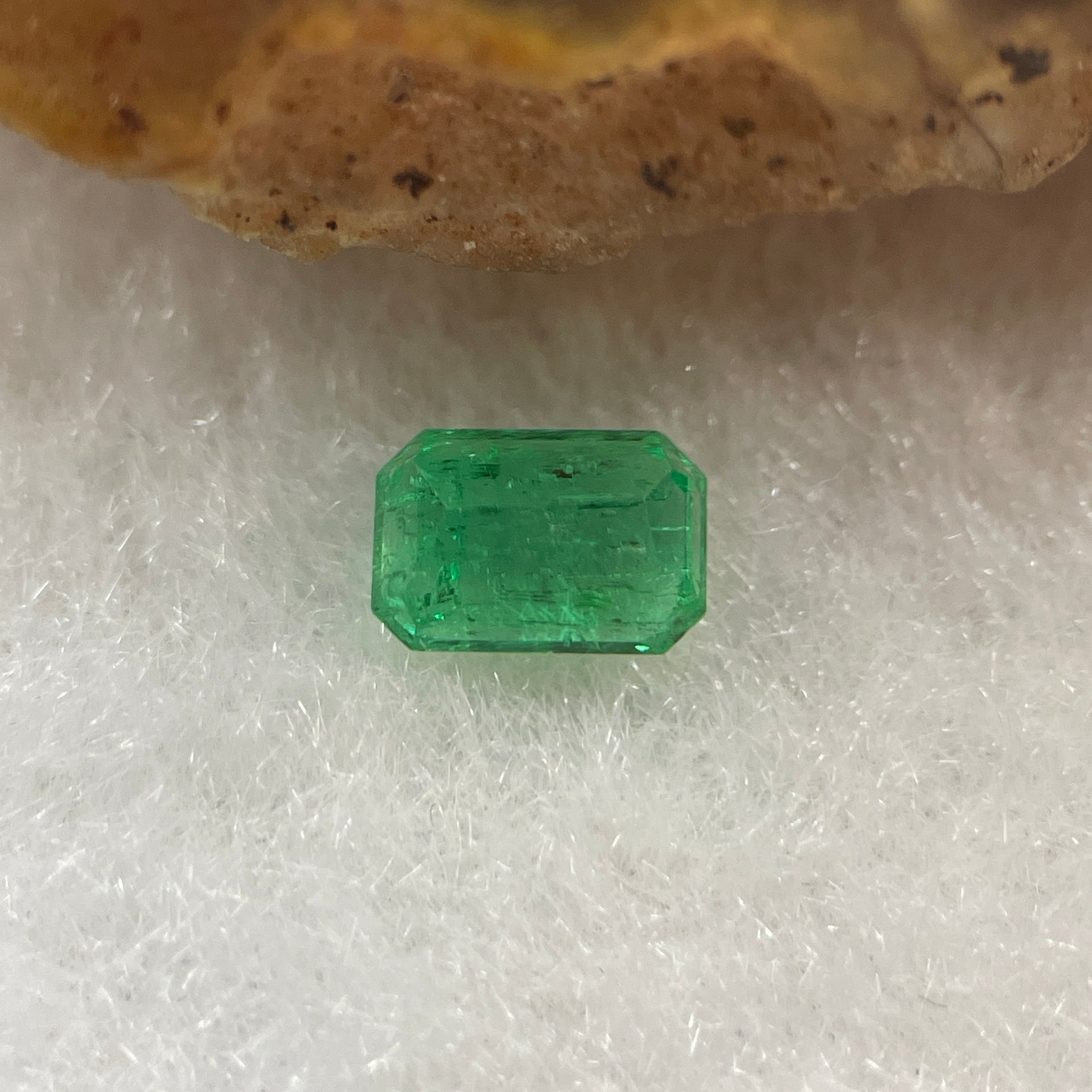 Natural Colombia Vivid Green Emerald (Beryl) Cut-Cornered Rectangular Step cut 0.41ct 5.7 by 3.8 by 2.3mm - Huangs Jadeite and Jewelry Pte Ltd